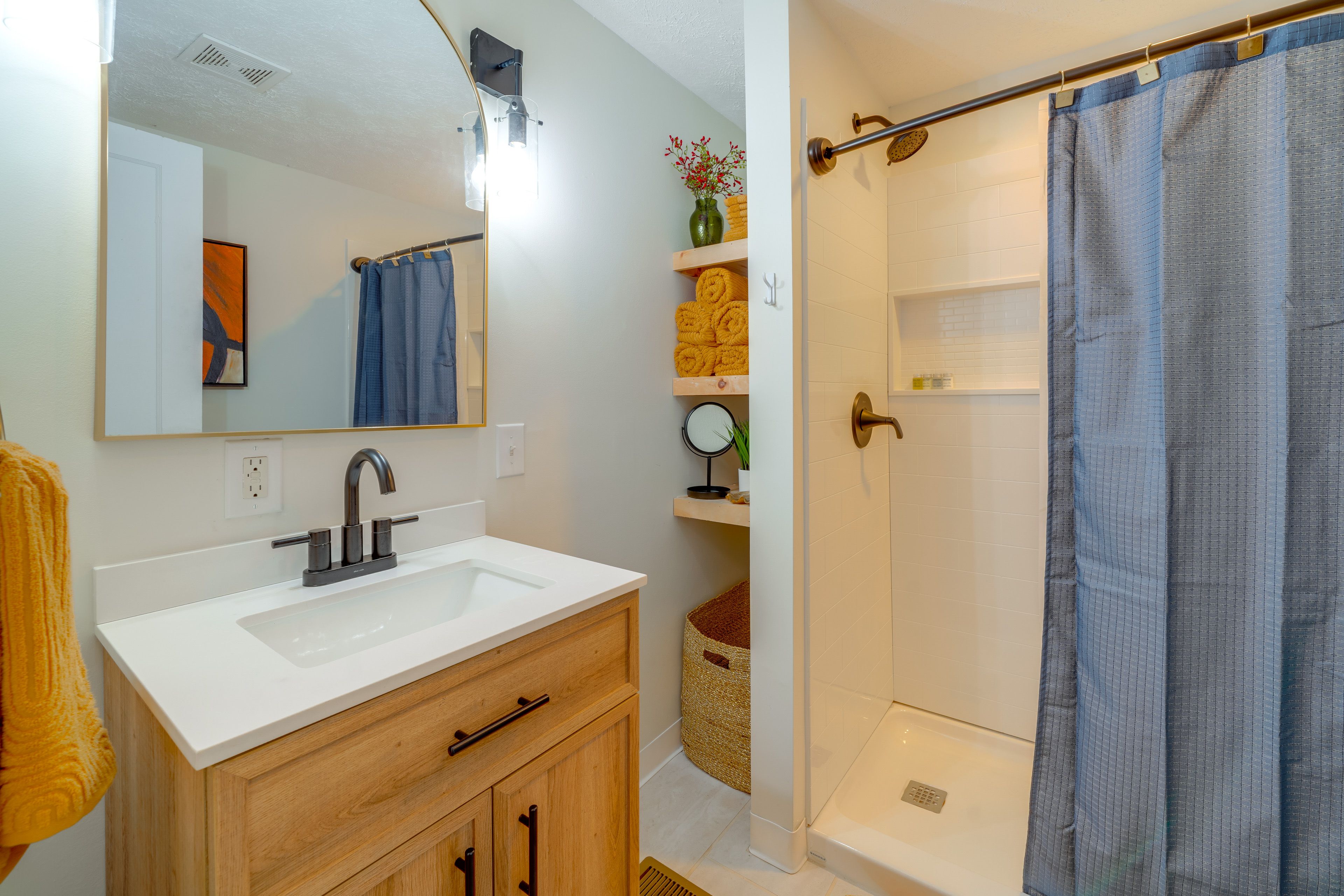 Full Bathroom | Towels Provided