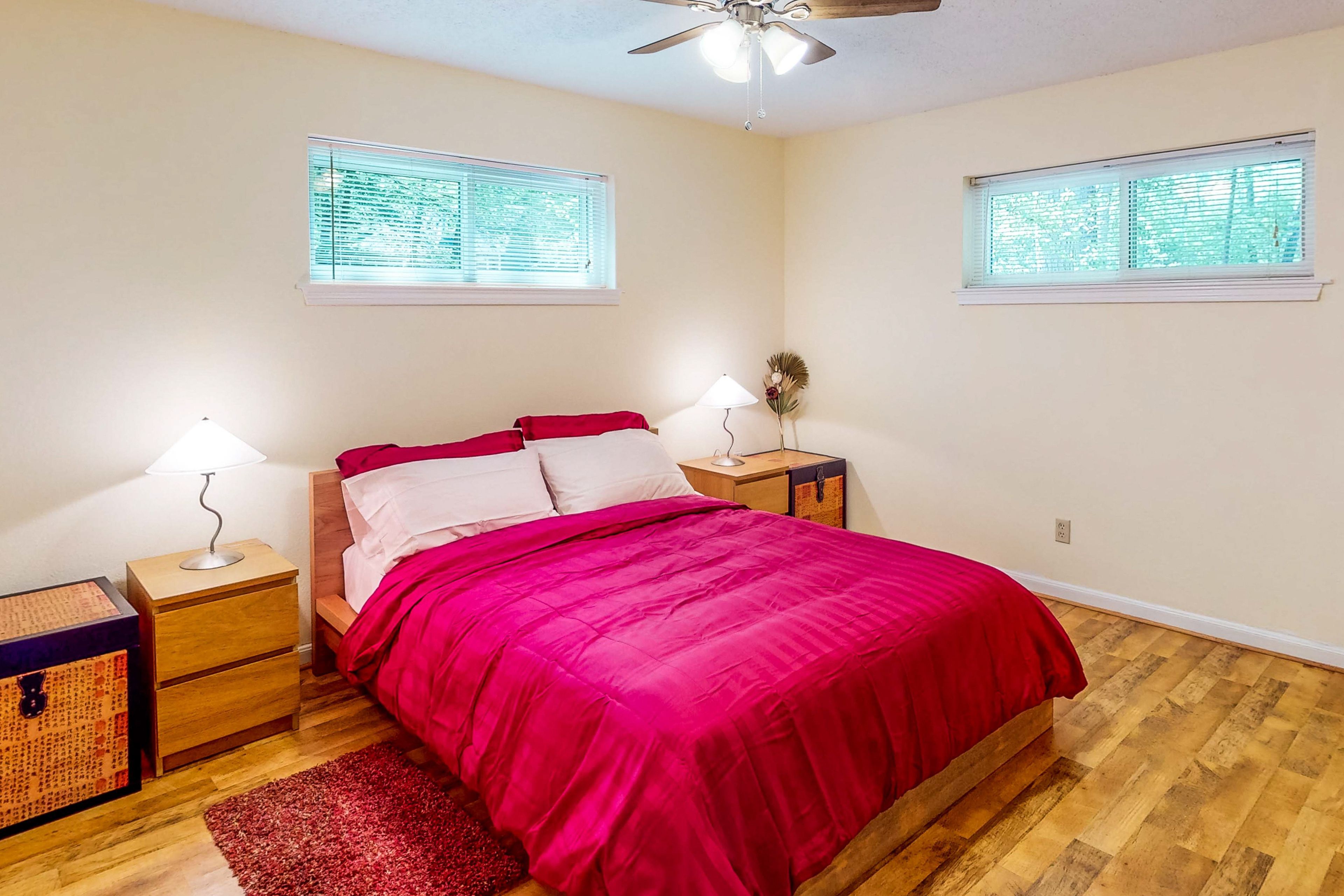 Bedroom 1 | Queen Bed