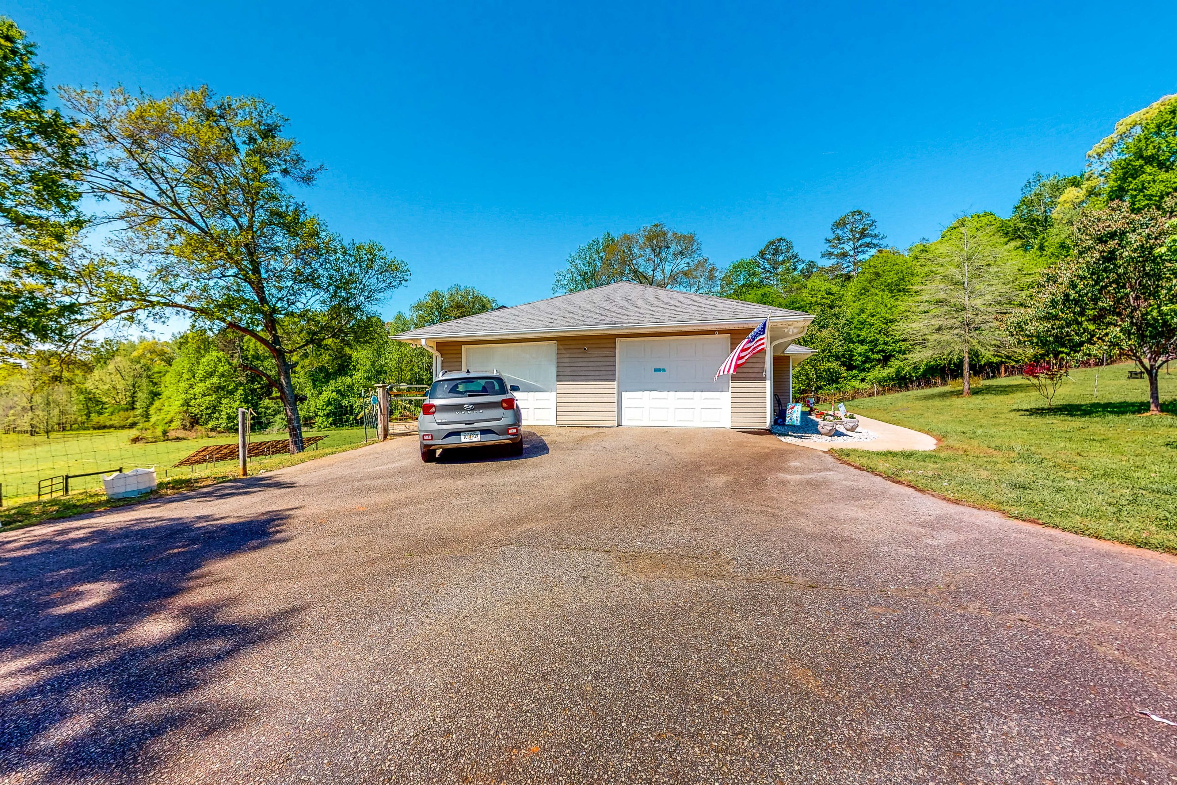 Parking | Driveway (4 Vehicles) | Garage (1 Vehicle)