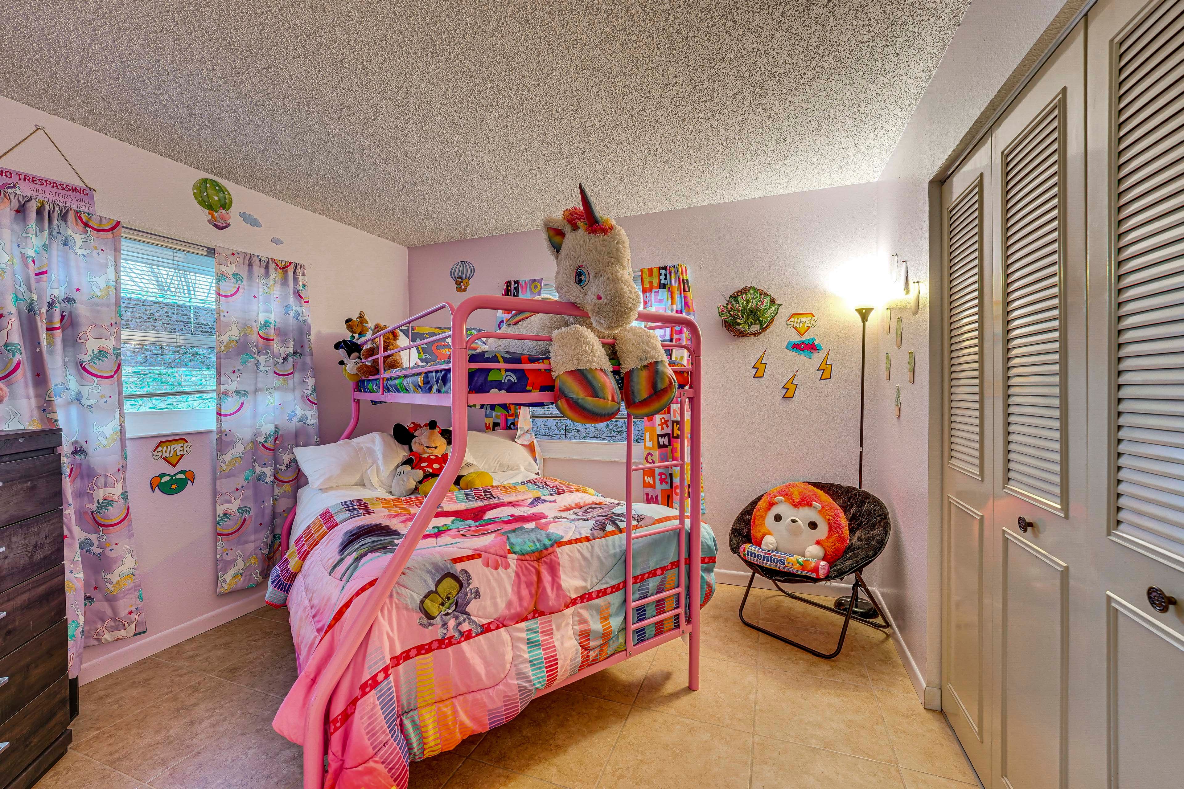 Bedroom 3 | Twin/Full Bunk Bed