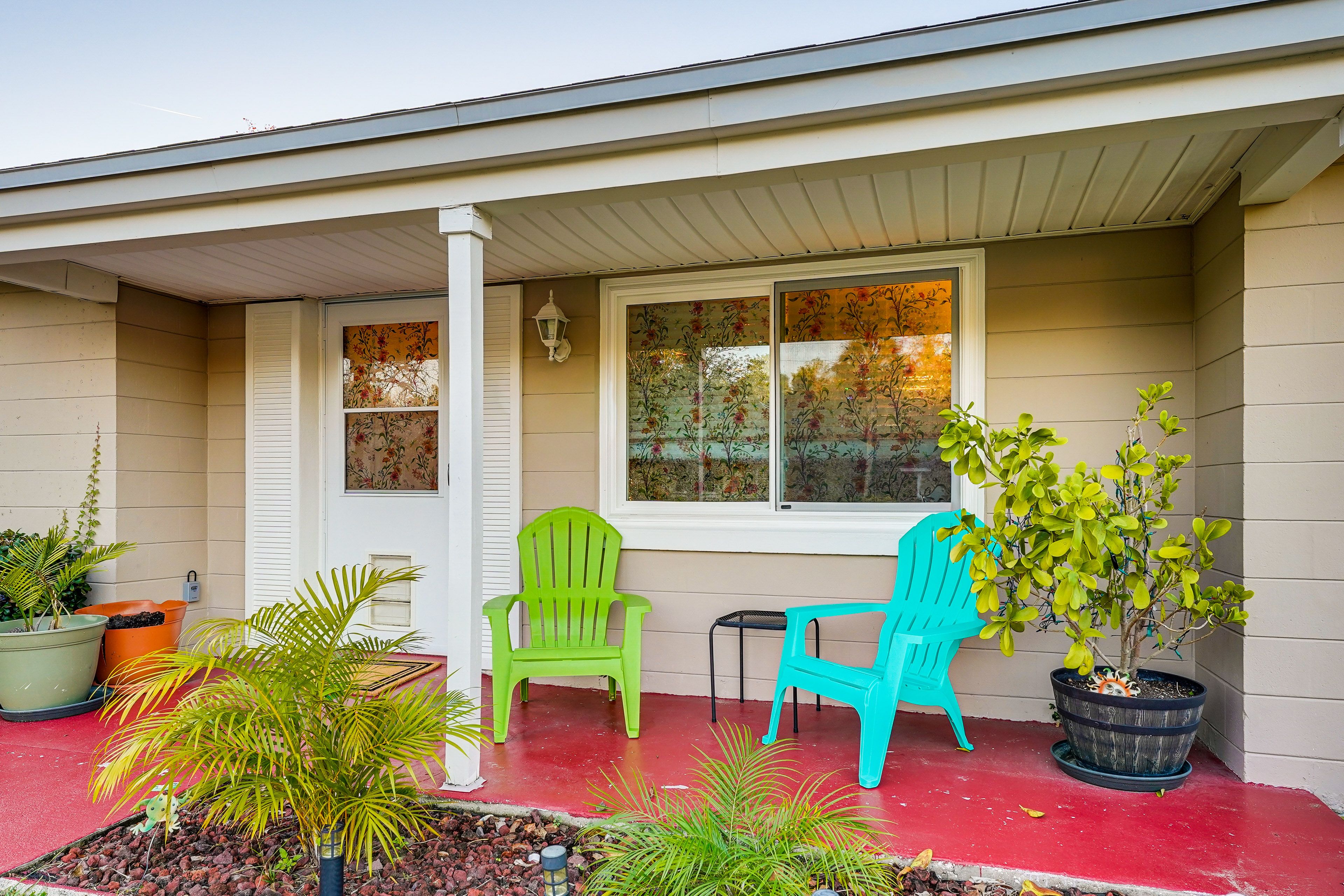 Covered Porch w/ Seating