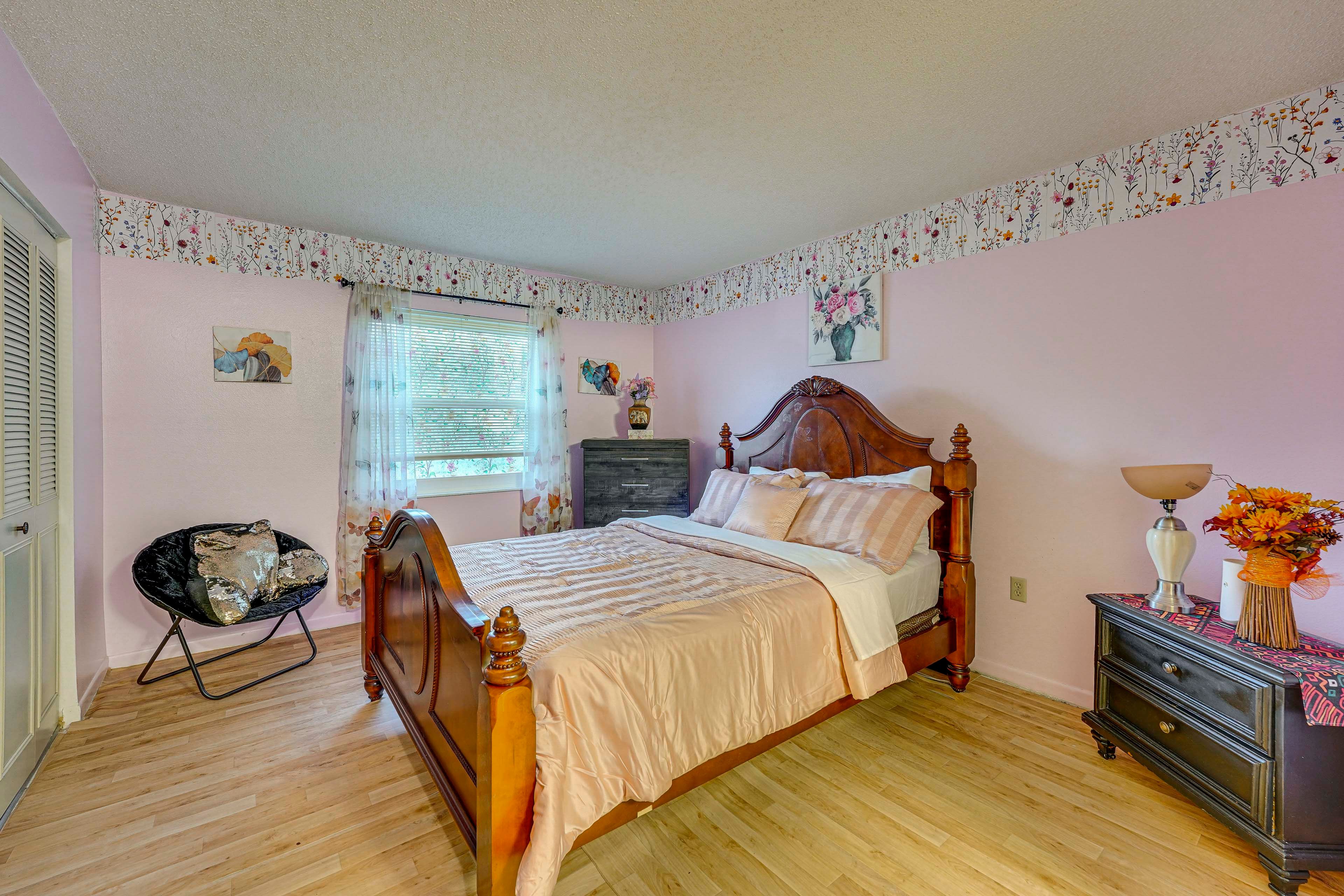 Bedroom 1 | Queen Bed | Linens Provided | En-Suite Bathroom