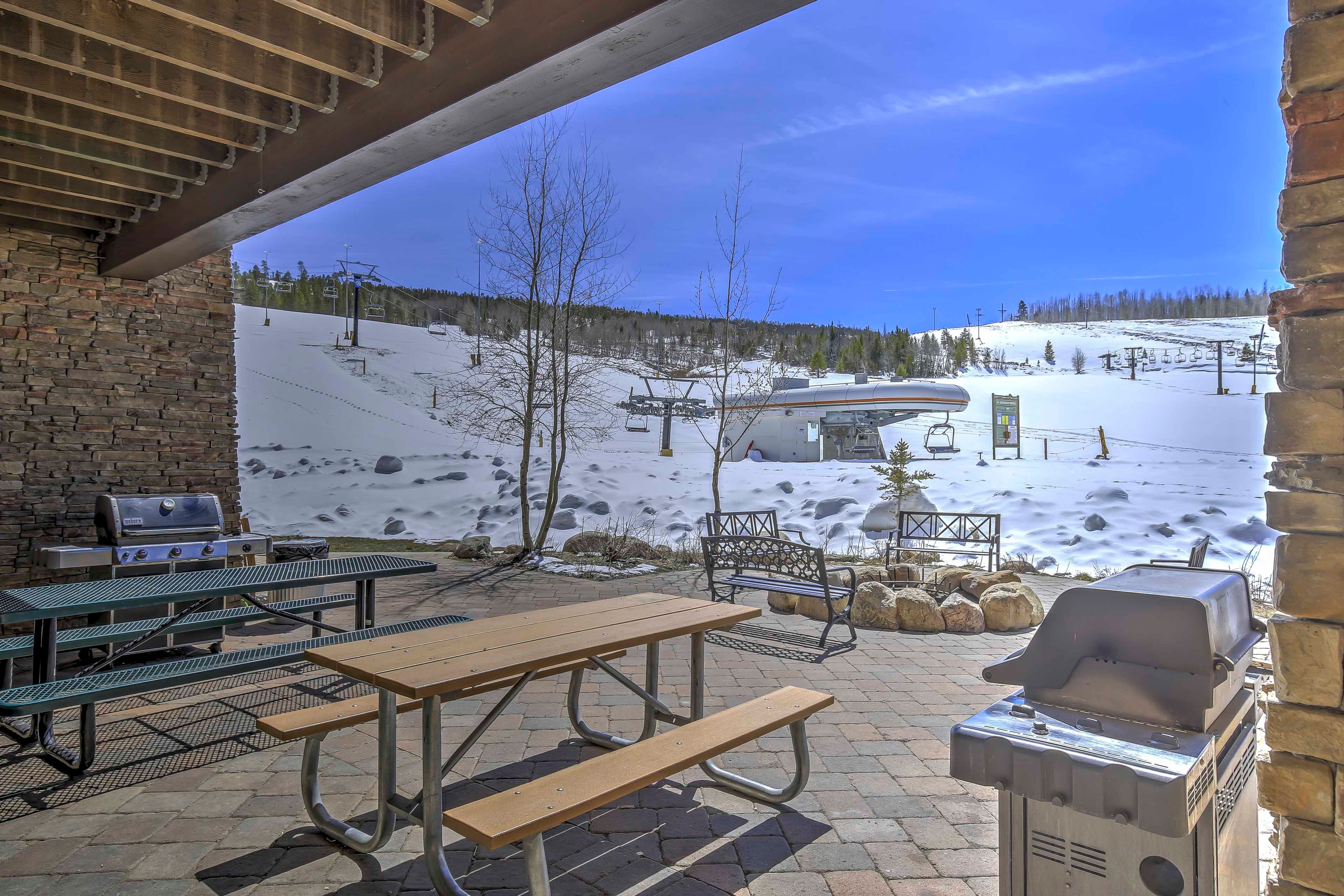 Community Amenities | Grilling & Picnic Area
