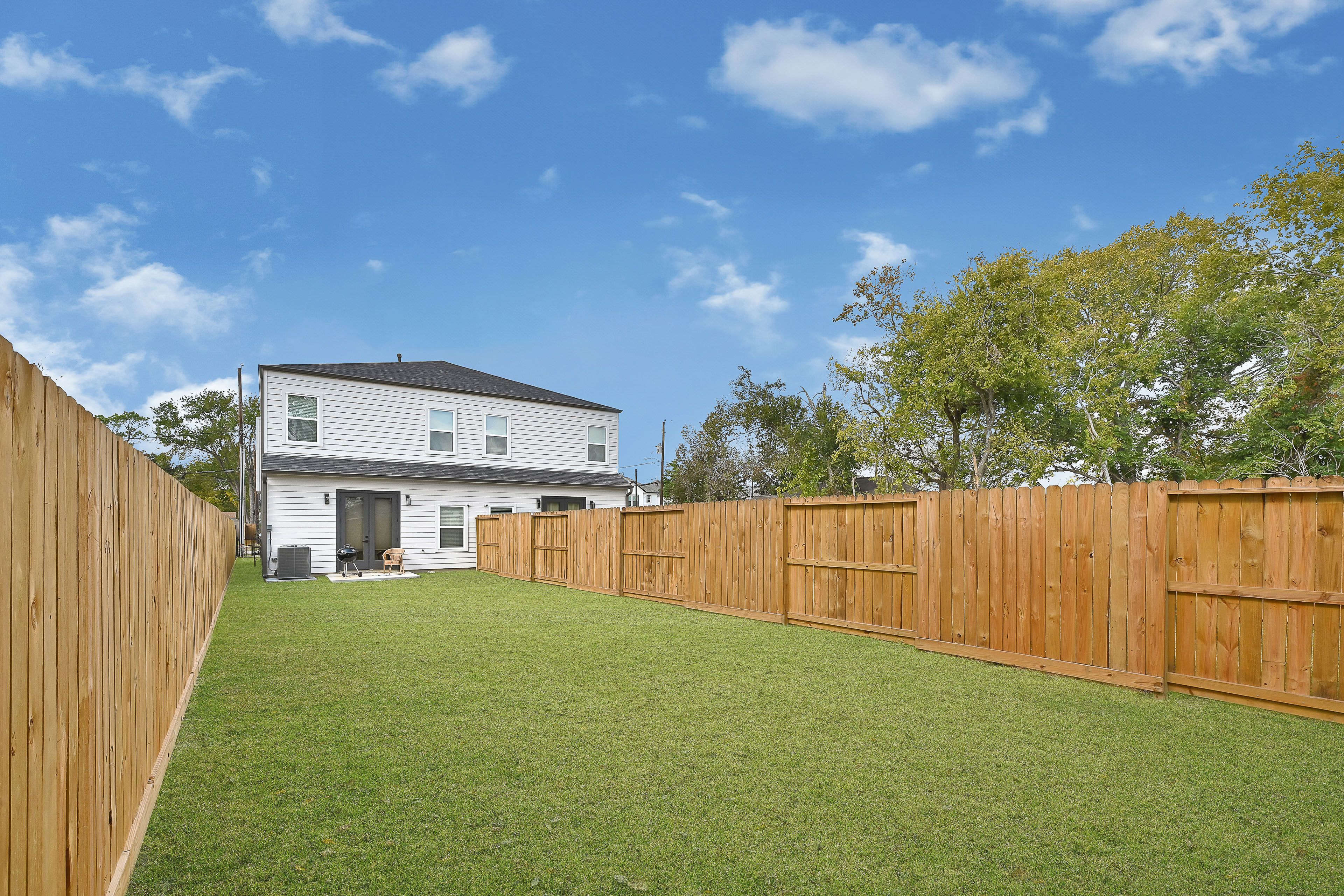 Private Patio & Yard | Charcoal Grill