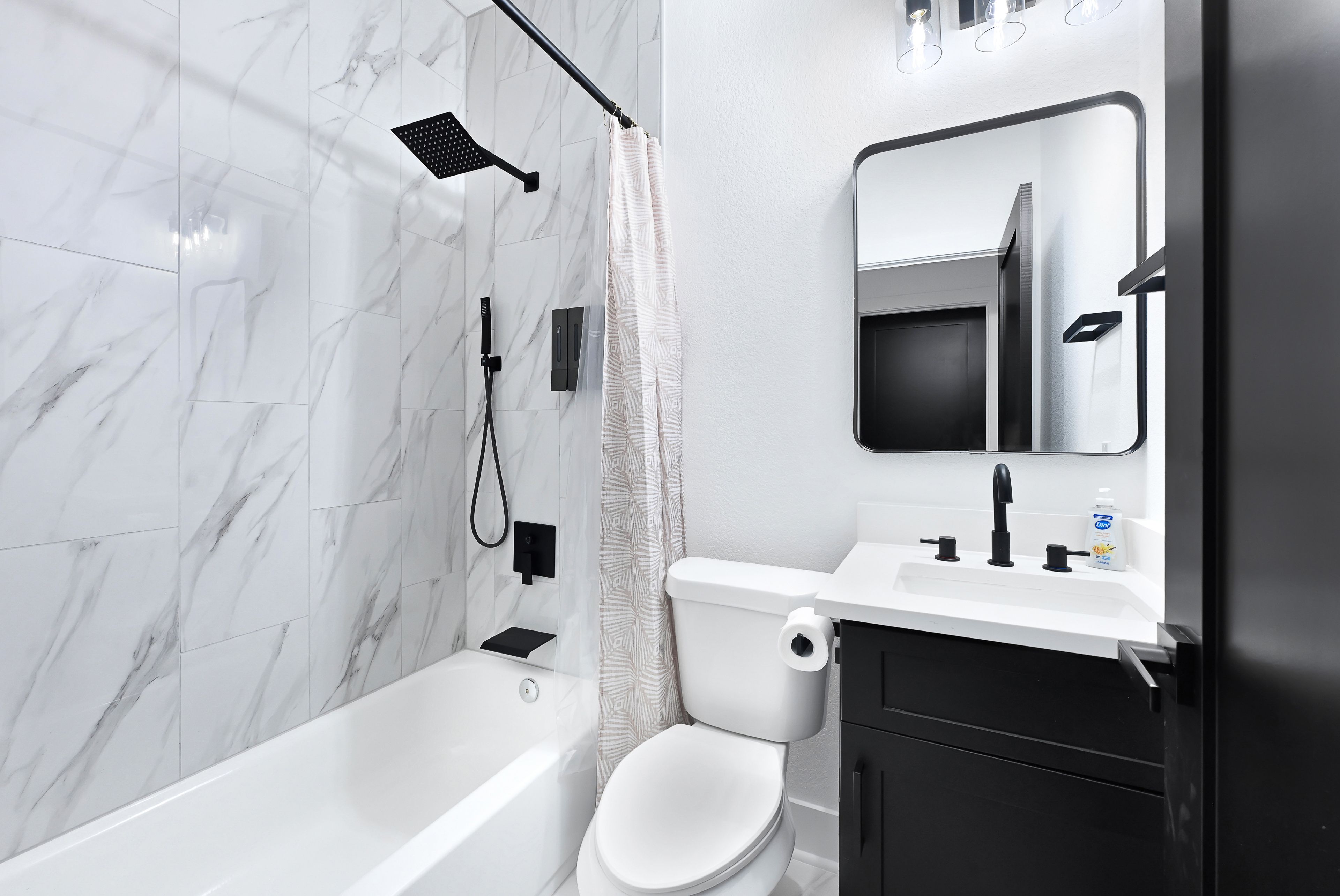 Full Bathroom | 2nd Floor | Complimentary Toiletries
