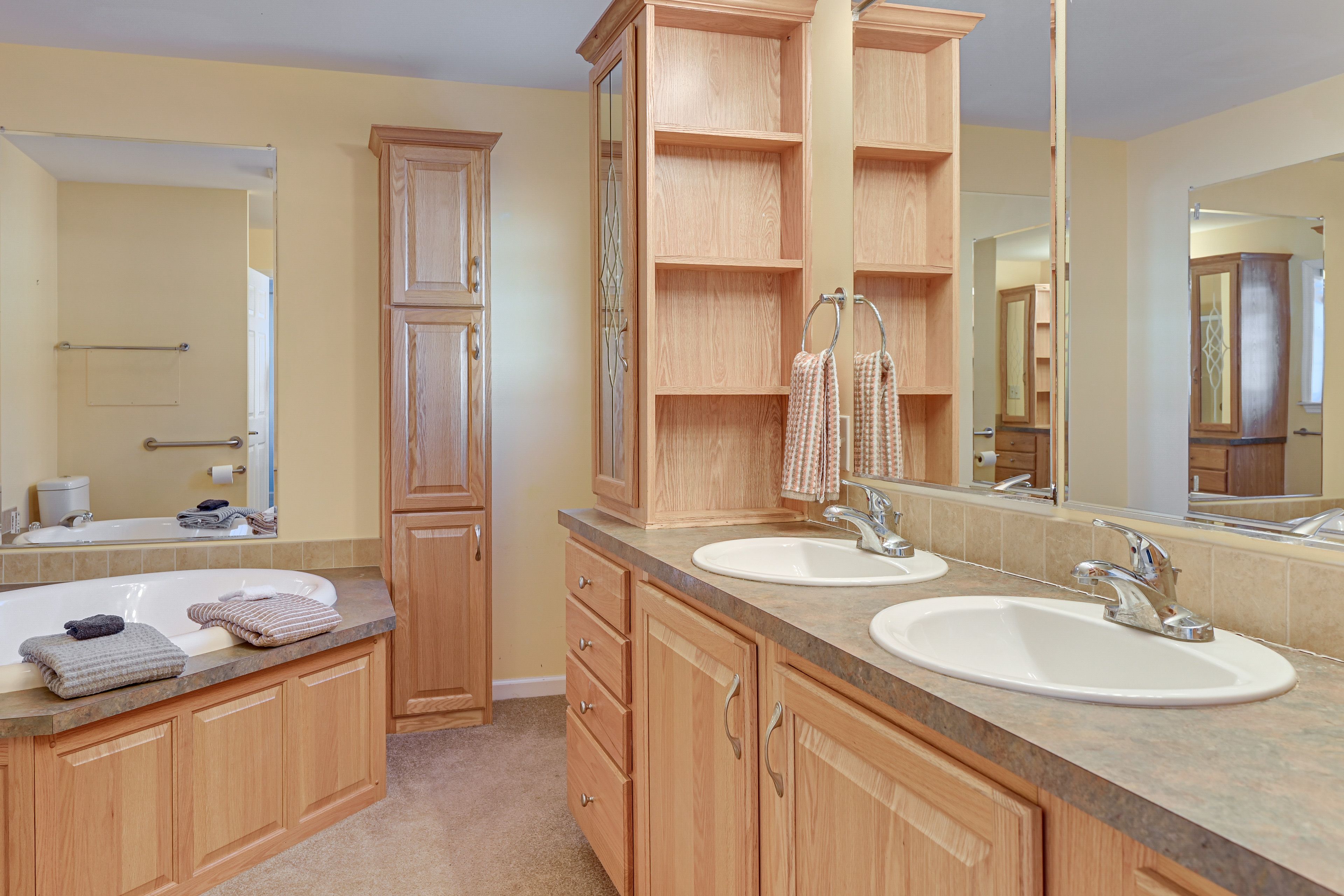 Full Bathroom | Towels Provided | 1st Floor