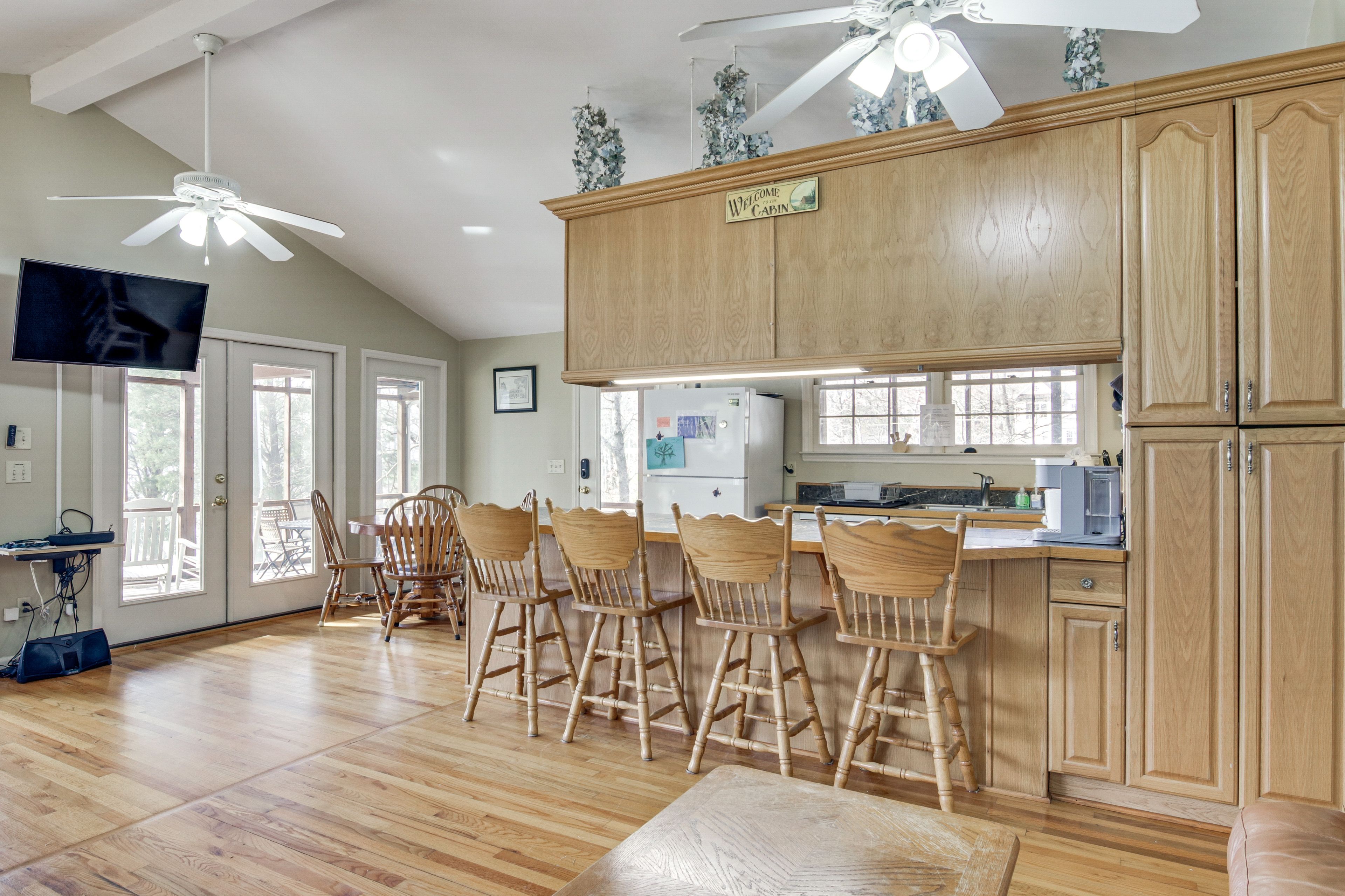Dining Table | Breakfast Bar | Dishware/Flatware