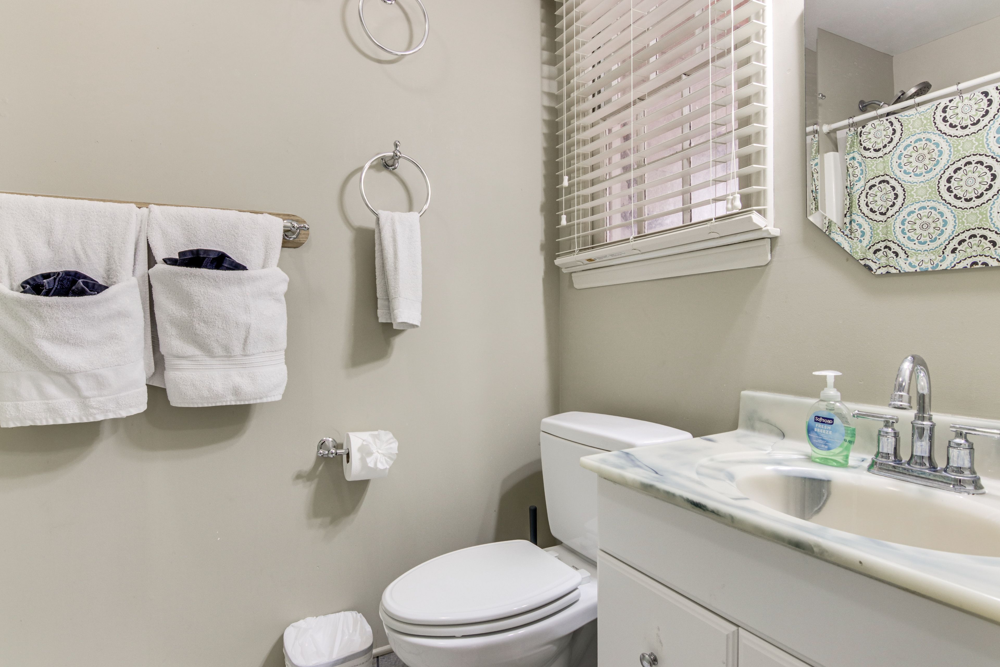 Full Bathroom | Towels Provided