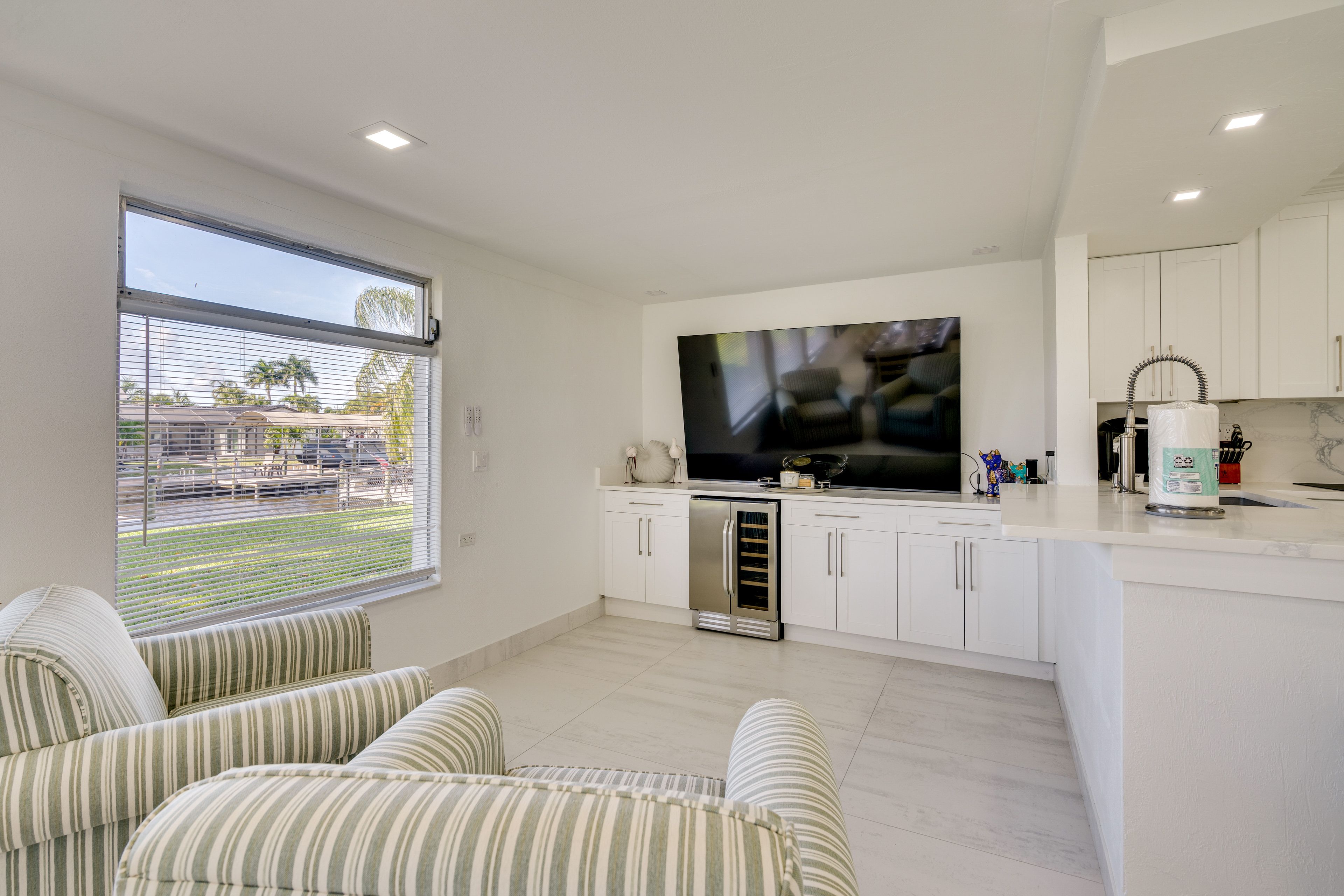 Living Area | Smart TV