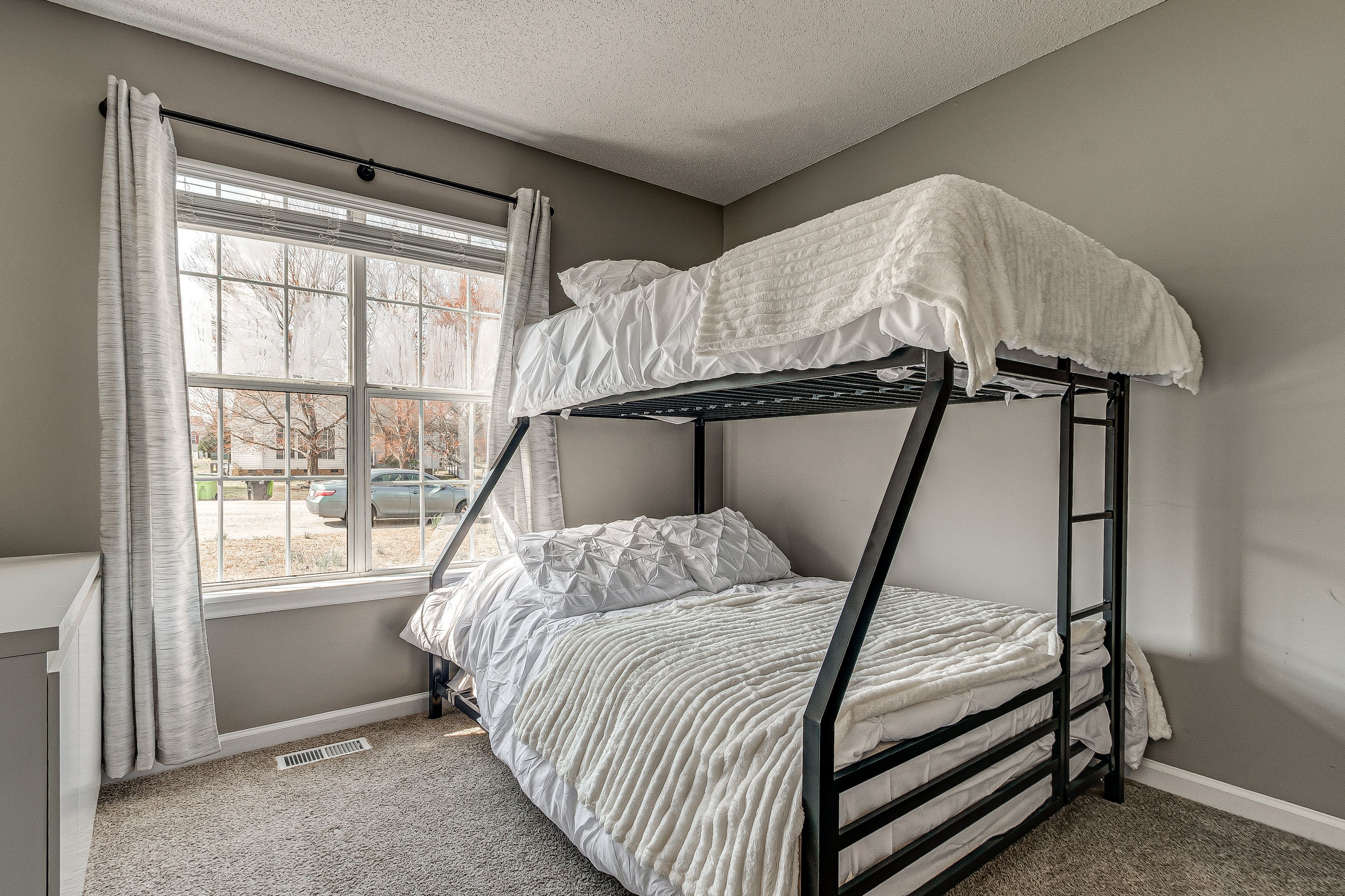Bedroom 2 | Twin/Full Bunk Bed
