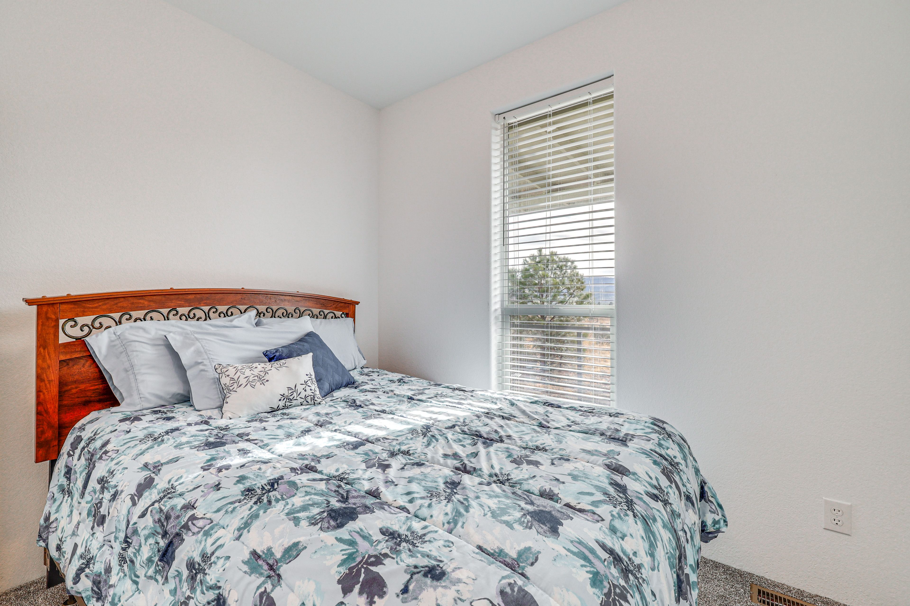 Bedroom 1 | Queen Bed