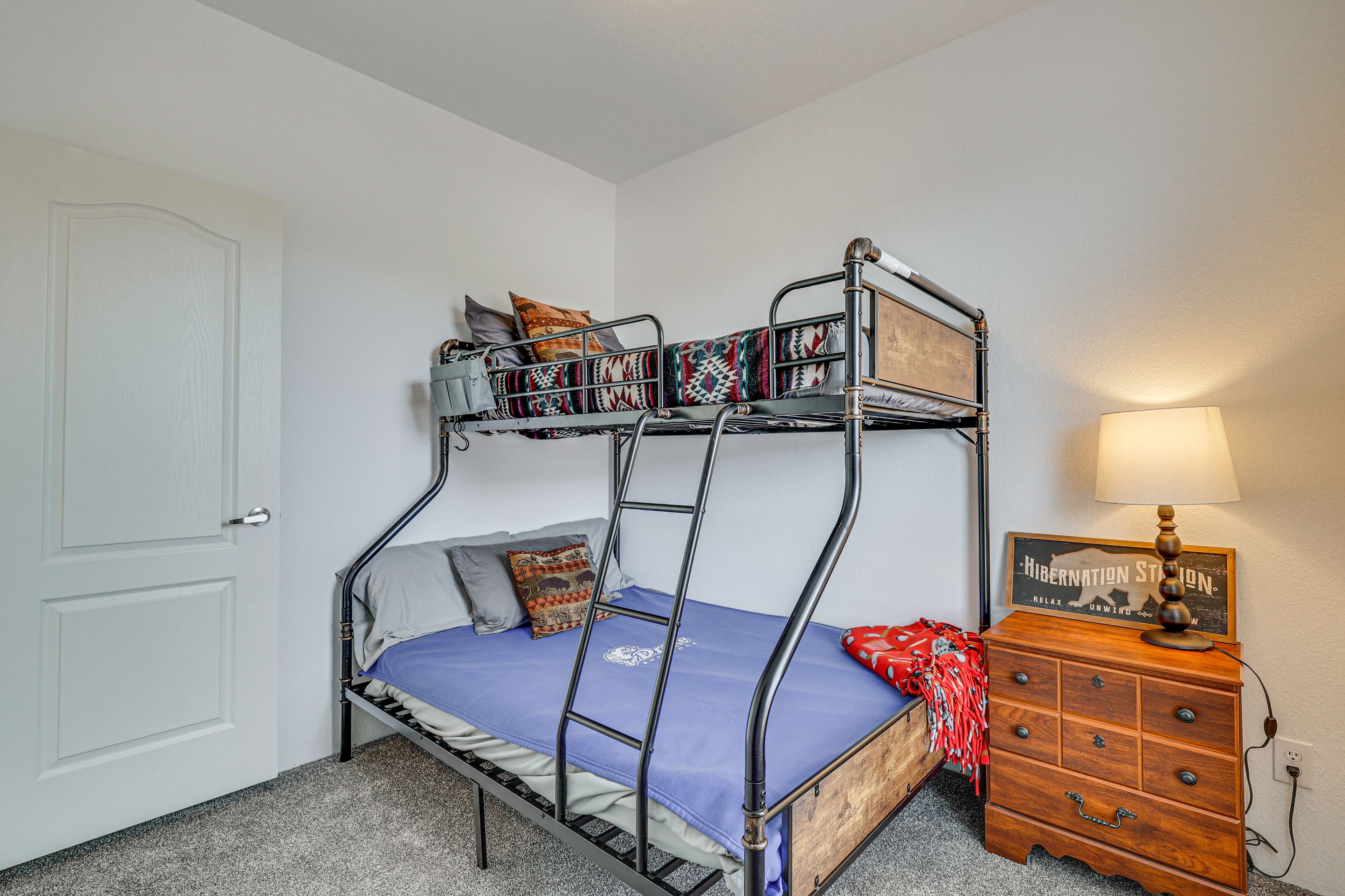 Bedroom 2 | Twin/Full Bunk Bed