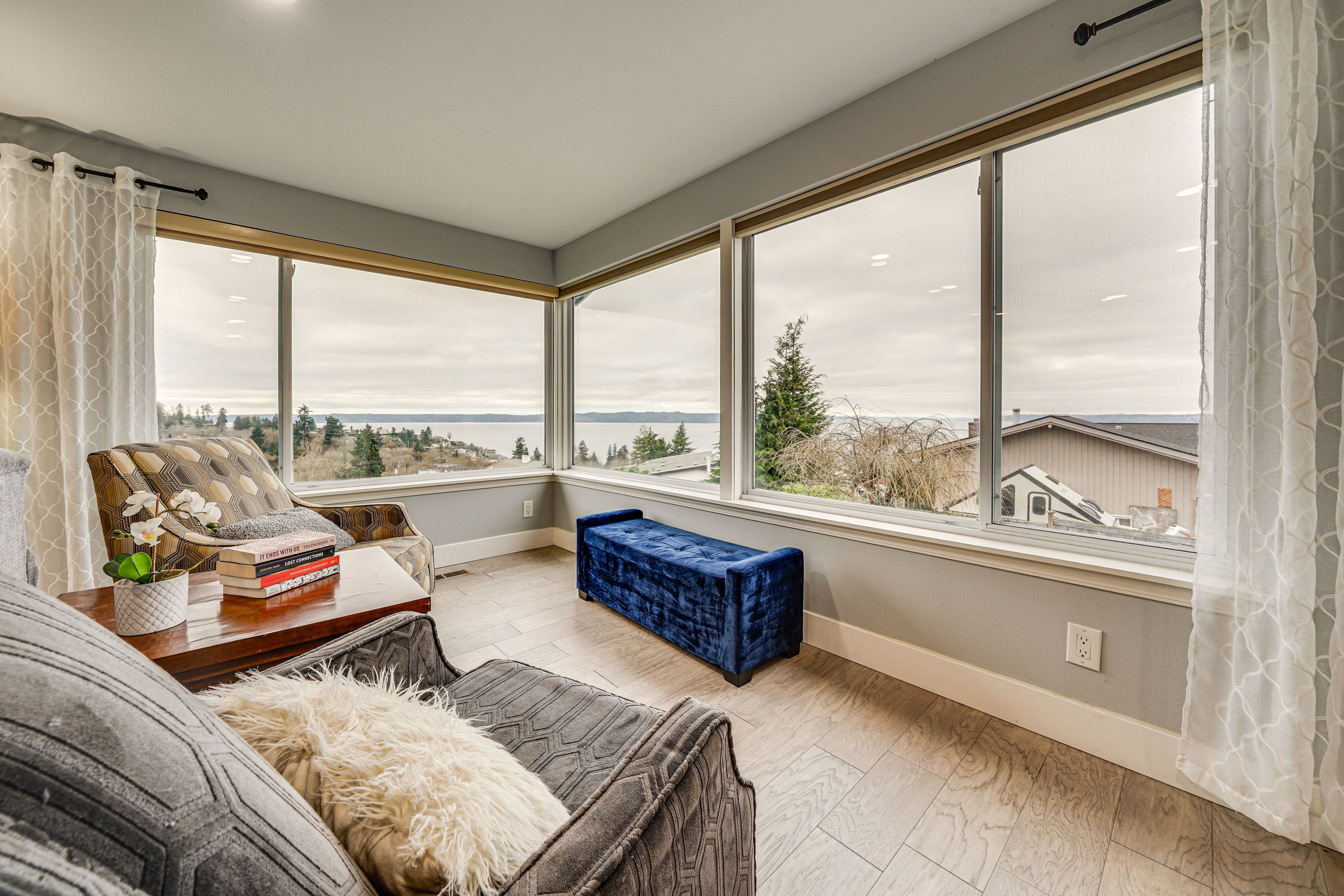 Seating Area | Picture Windows | Free WiFi