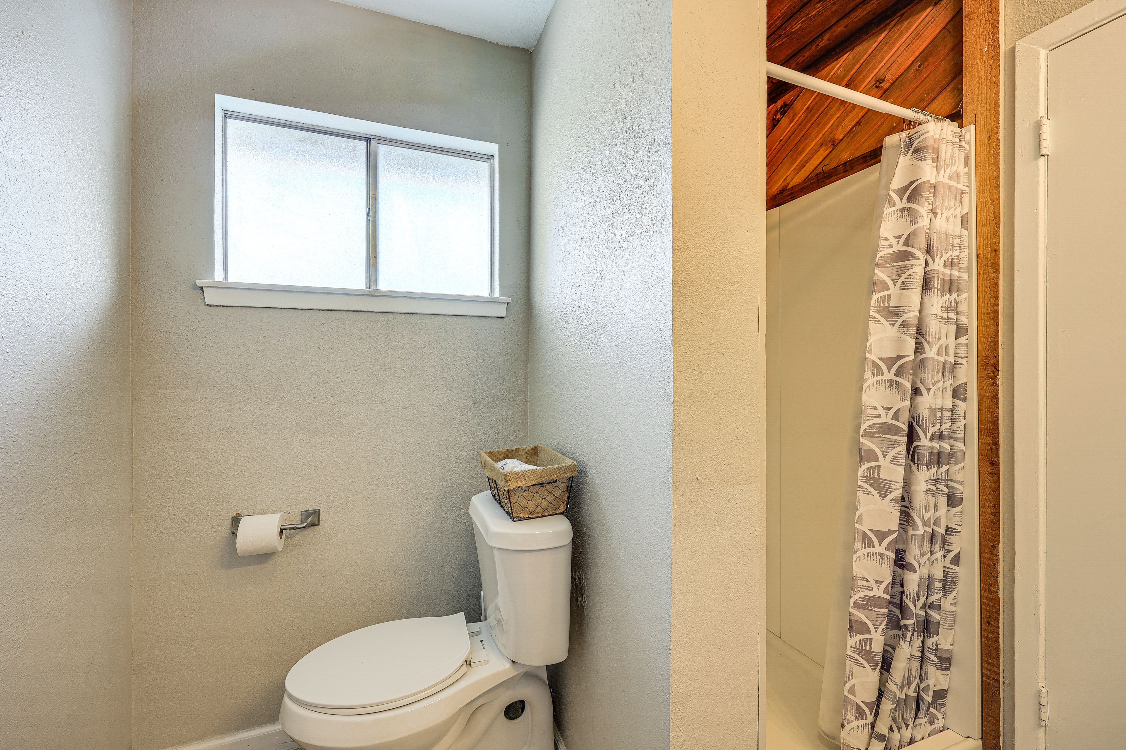 Full Bathroom | Towels Provided