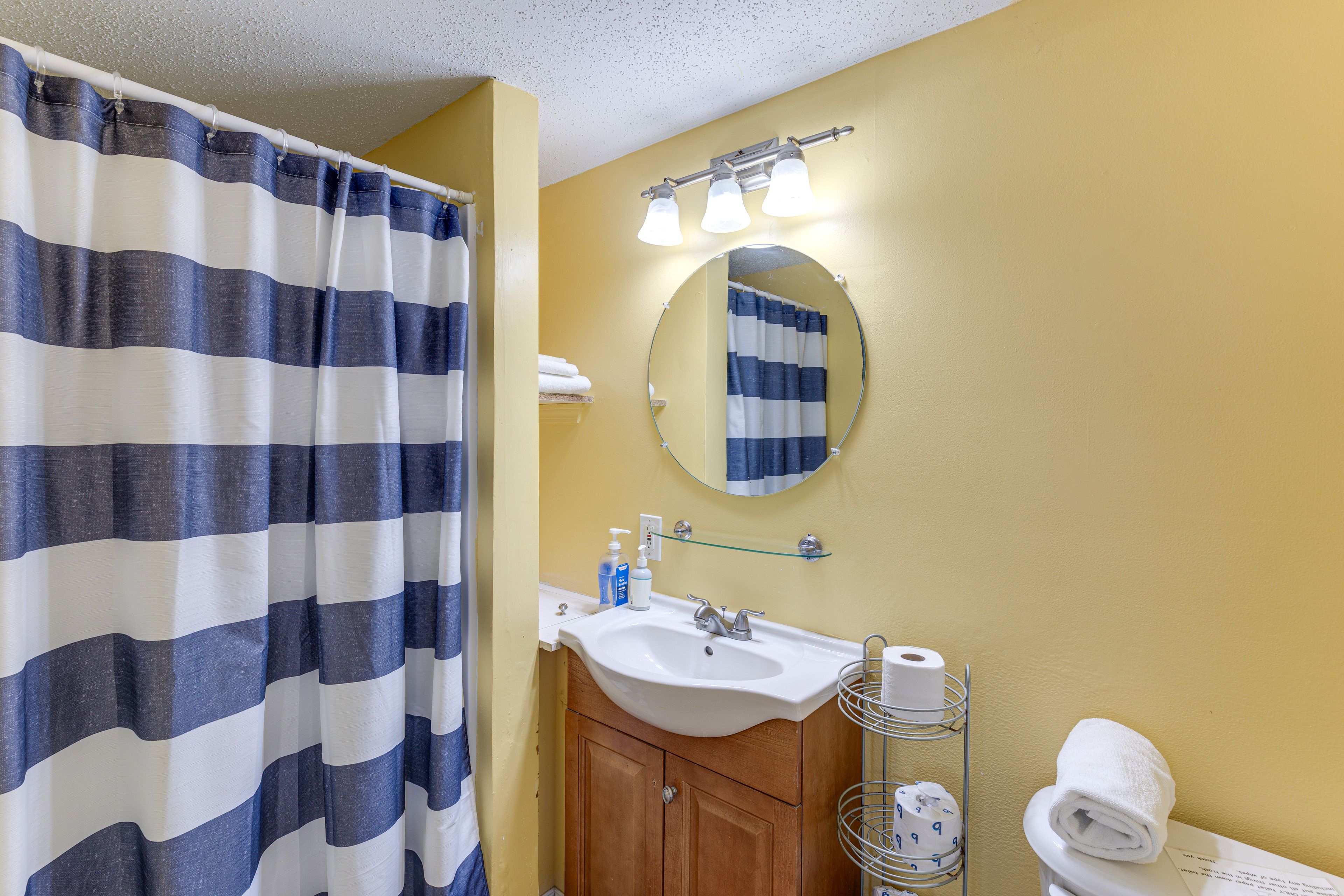Full Bathroom | Towels Provided | Complimentary Toiletries