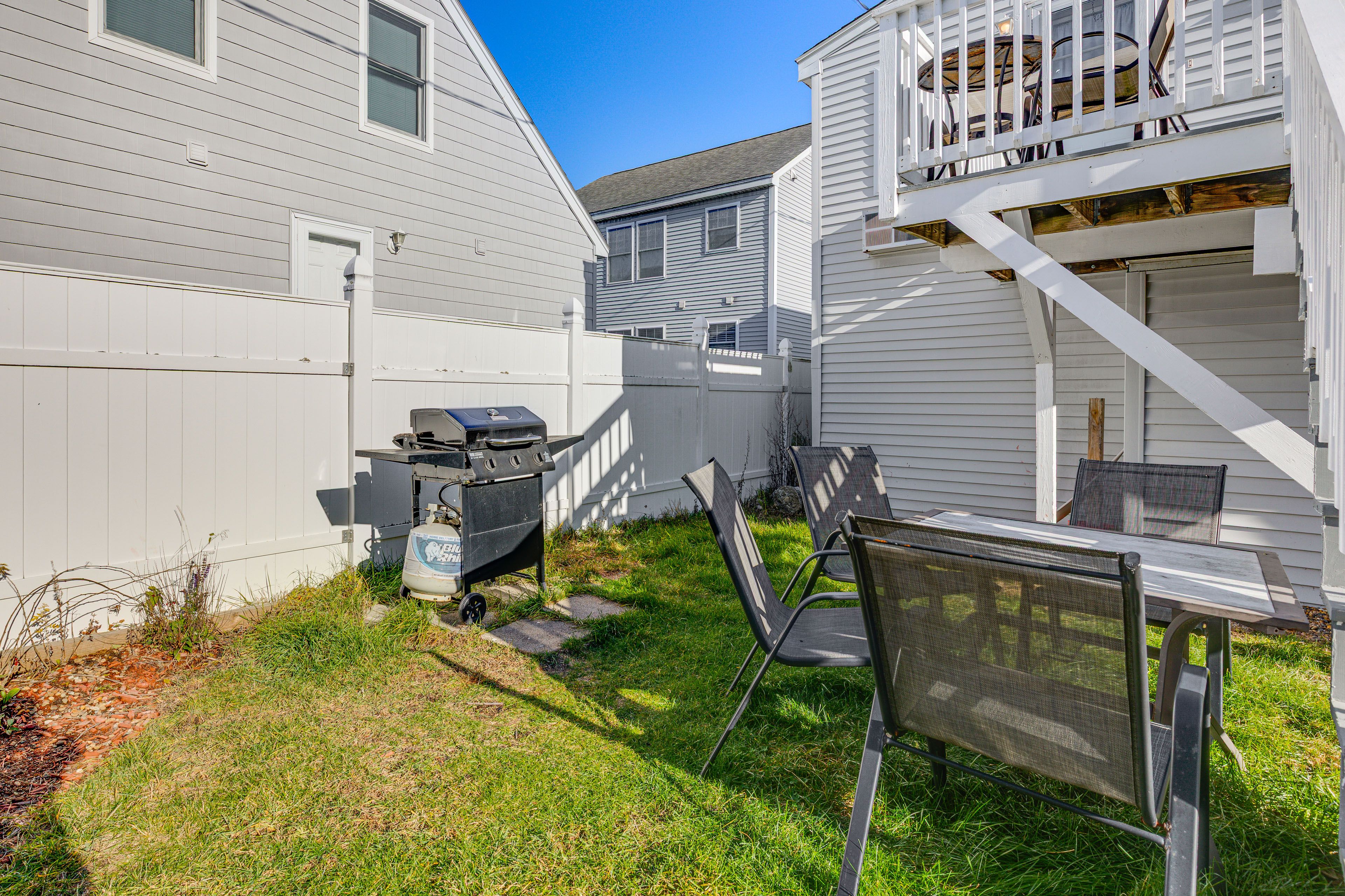 Communal Yard Space | Outdoor Dining Set | Gas Grill