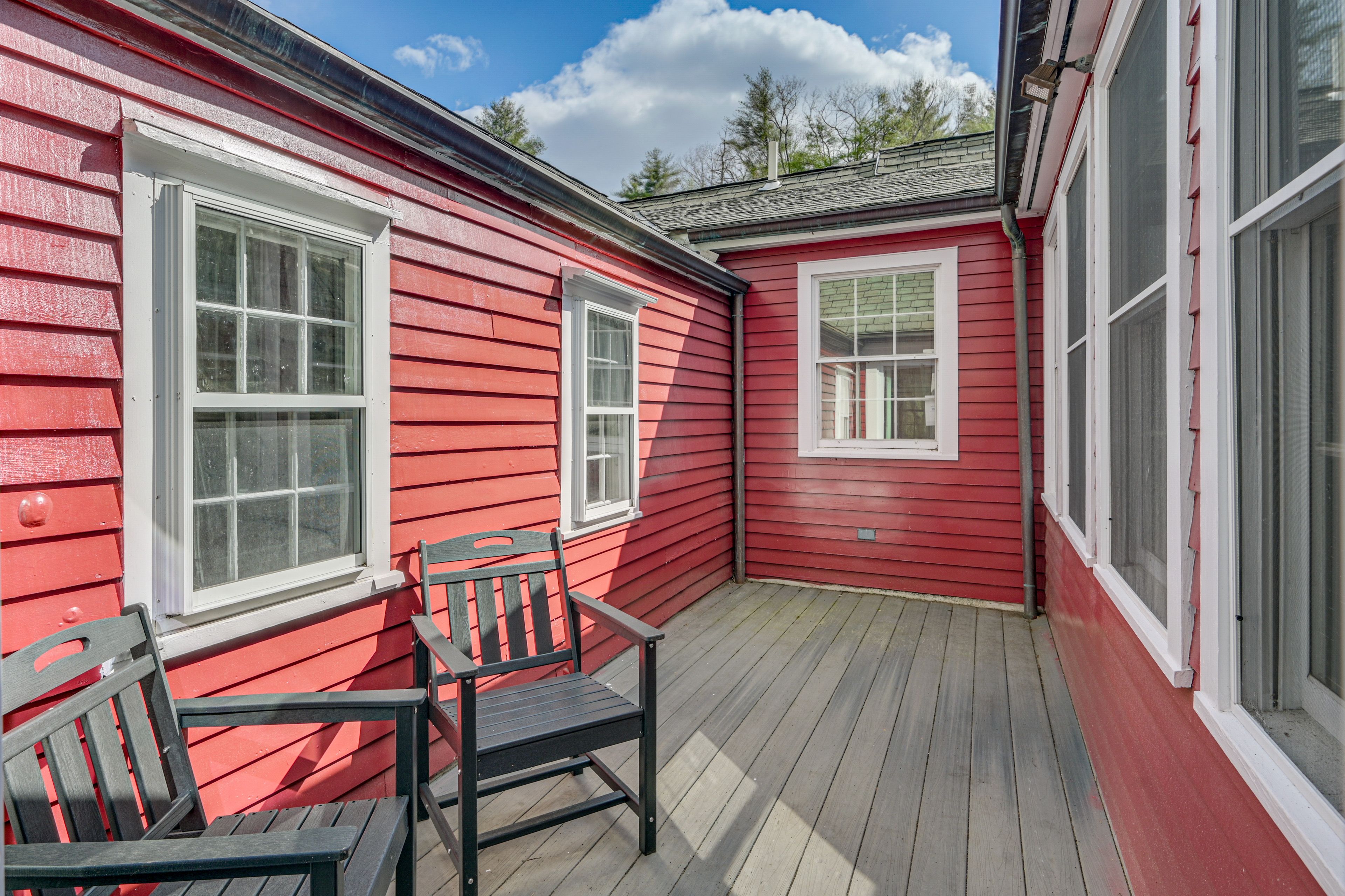 Deck w/ Seating | Outdoor Dining Area