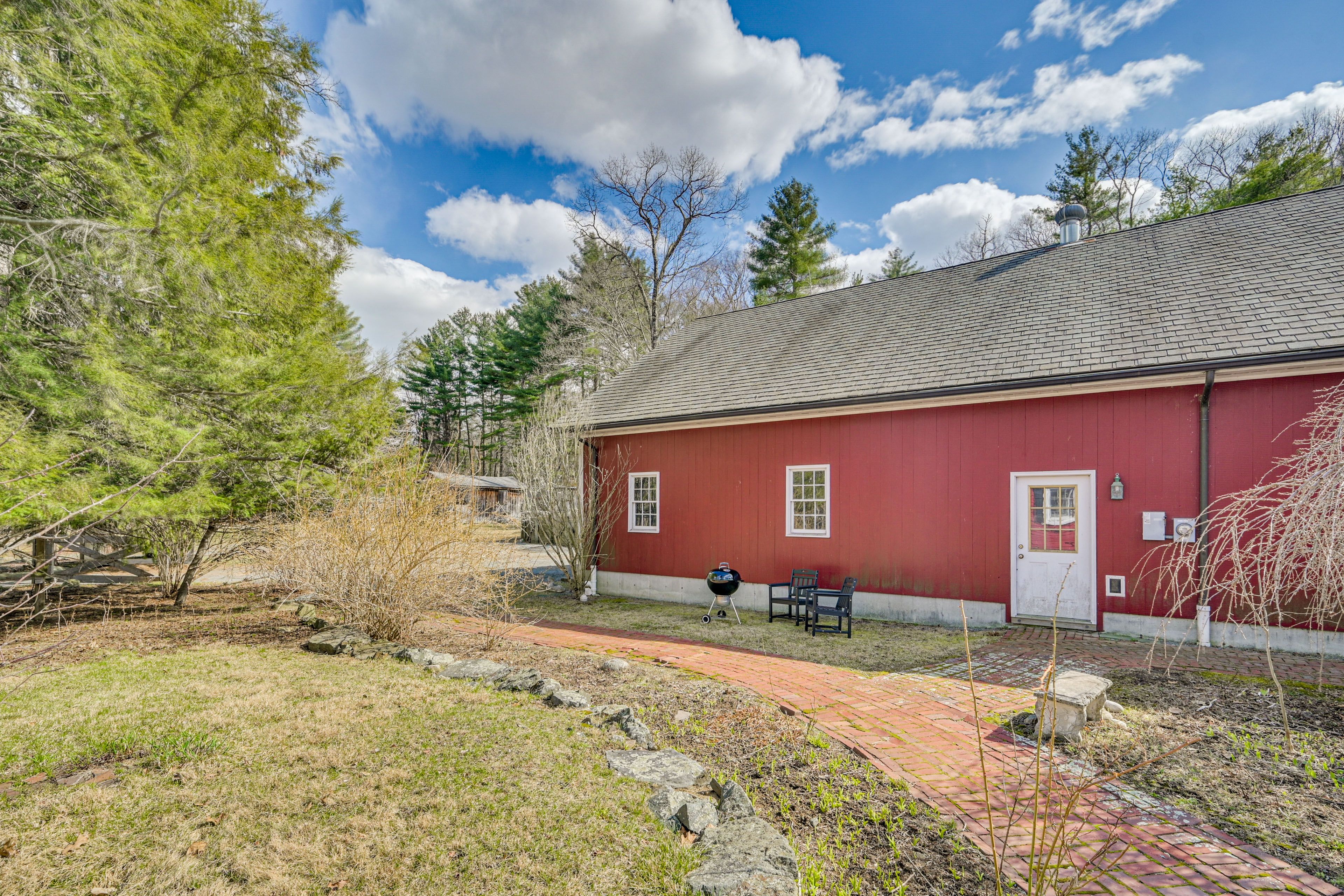 Property Exterior | Wood-Burning Fire Pit | Charcoal Grill