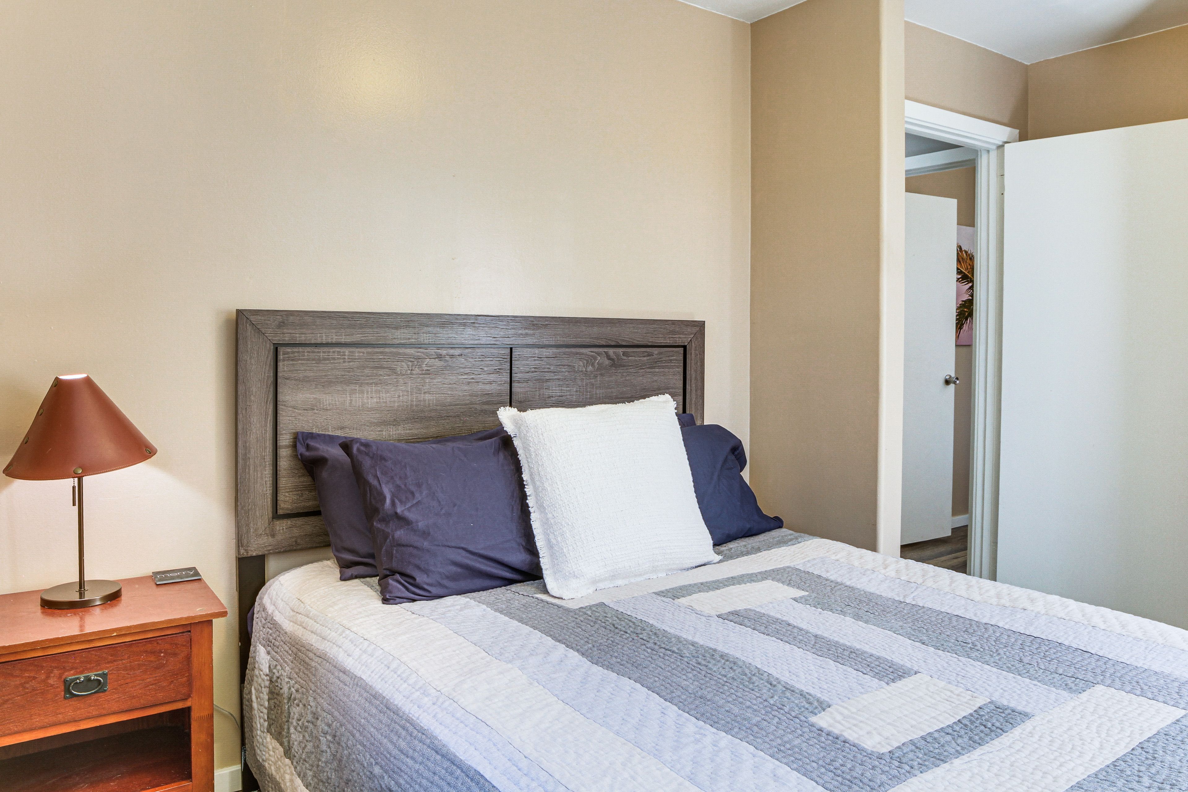 Bedroom 1 | Queen Bed | 1st Floor