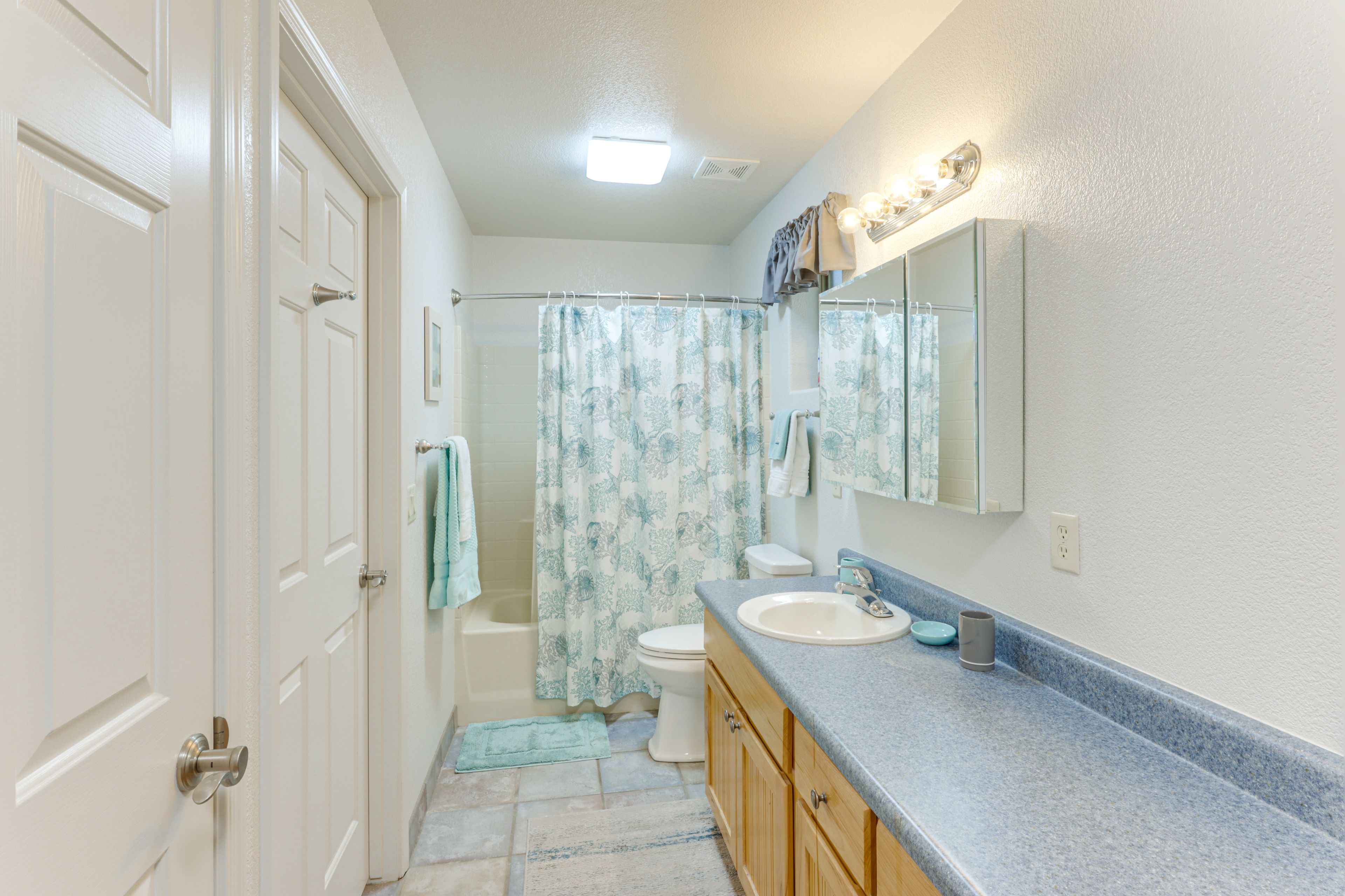 Full Bathroom | Towels Provided | Complimentary Toiletries