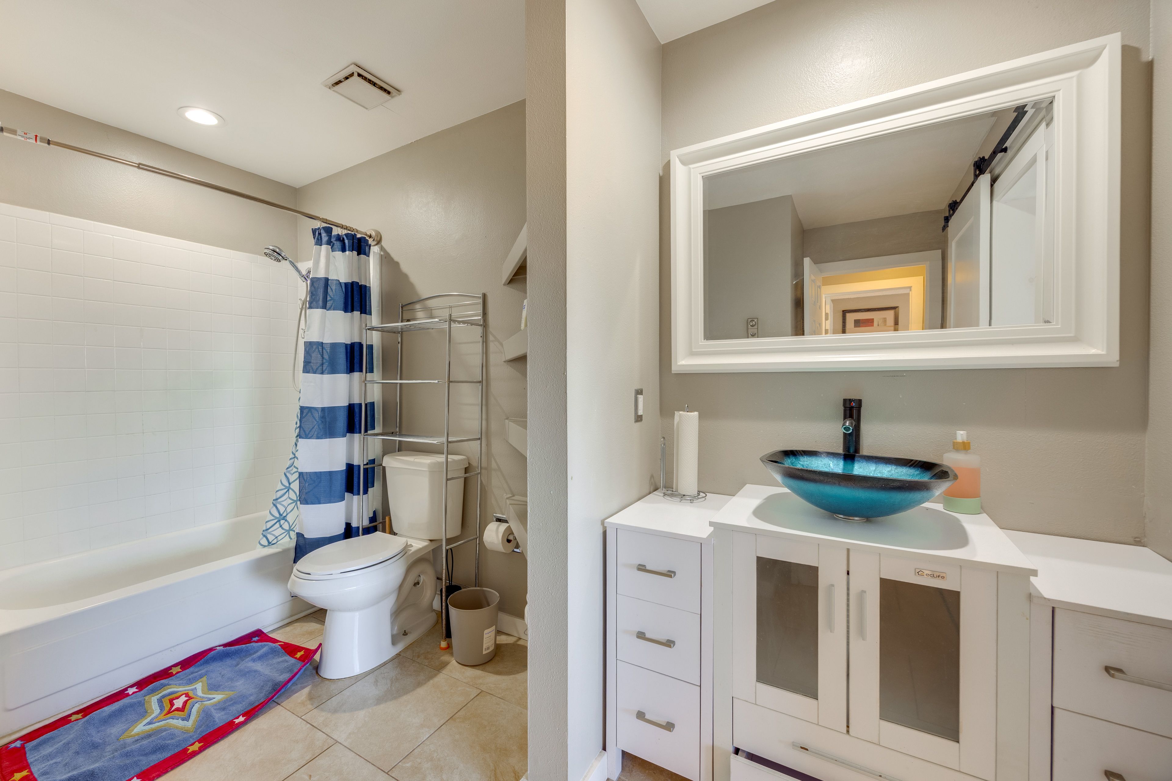 Full Bathroom | Towels Provided