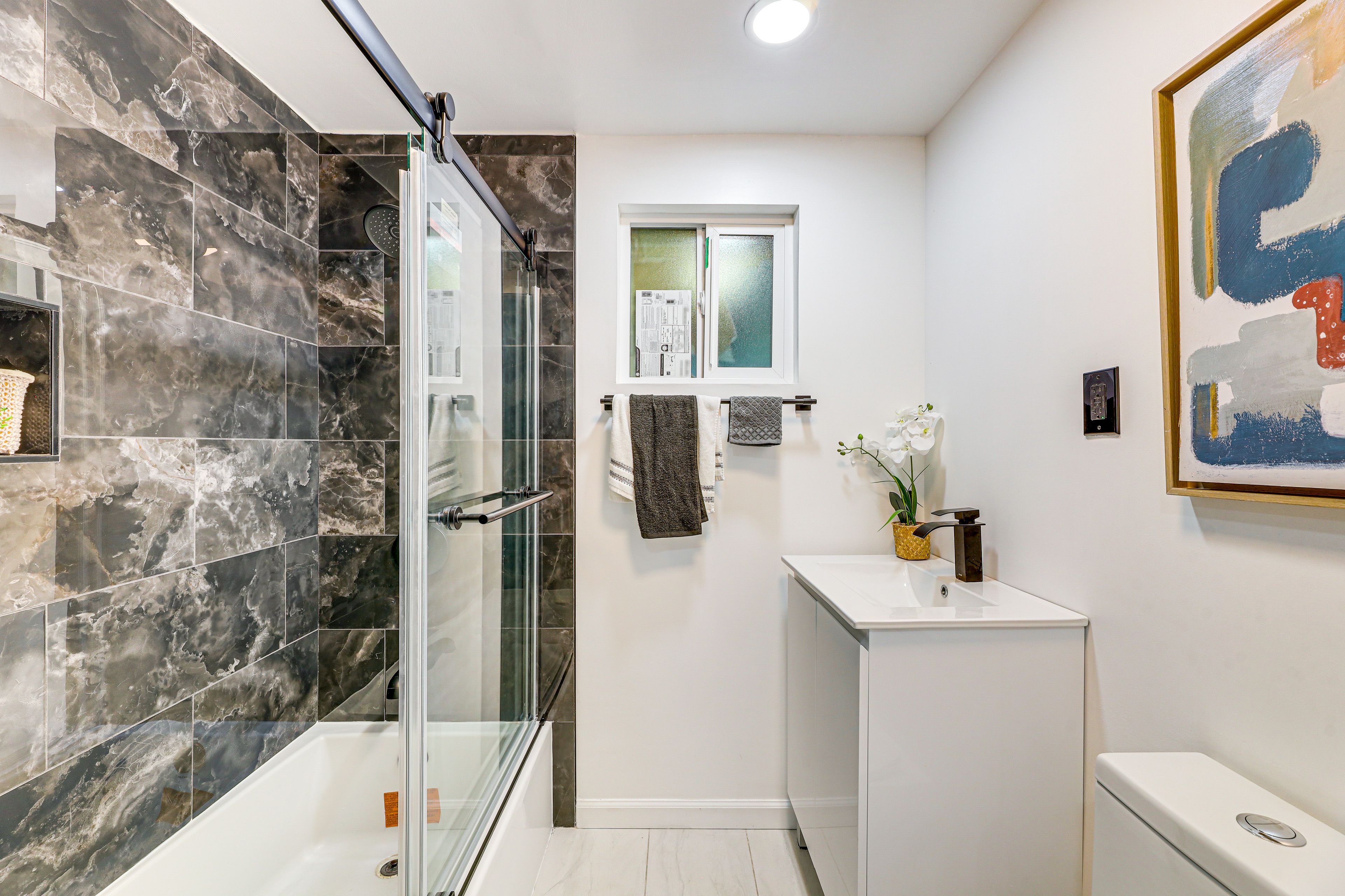 Full Bathroom | Towels Provided