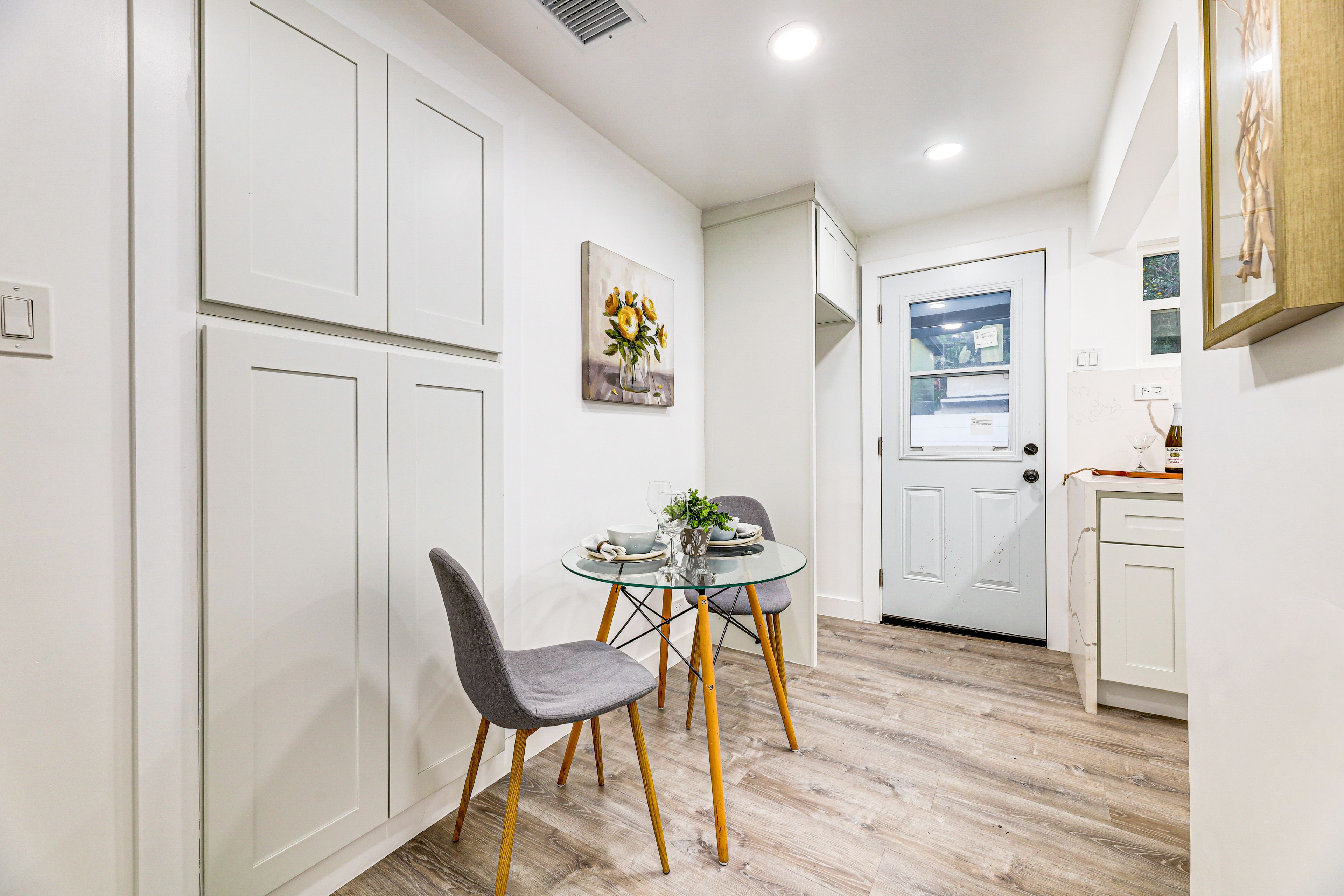 Dining Table | Dishware/Flatware