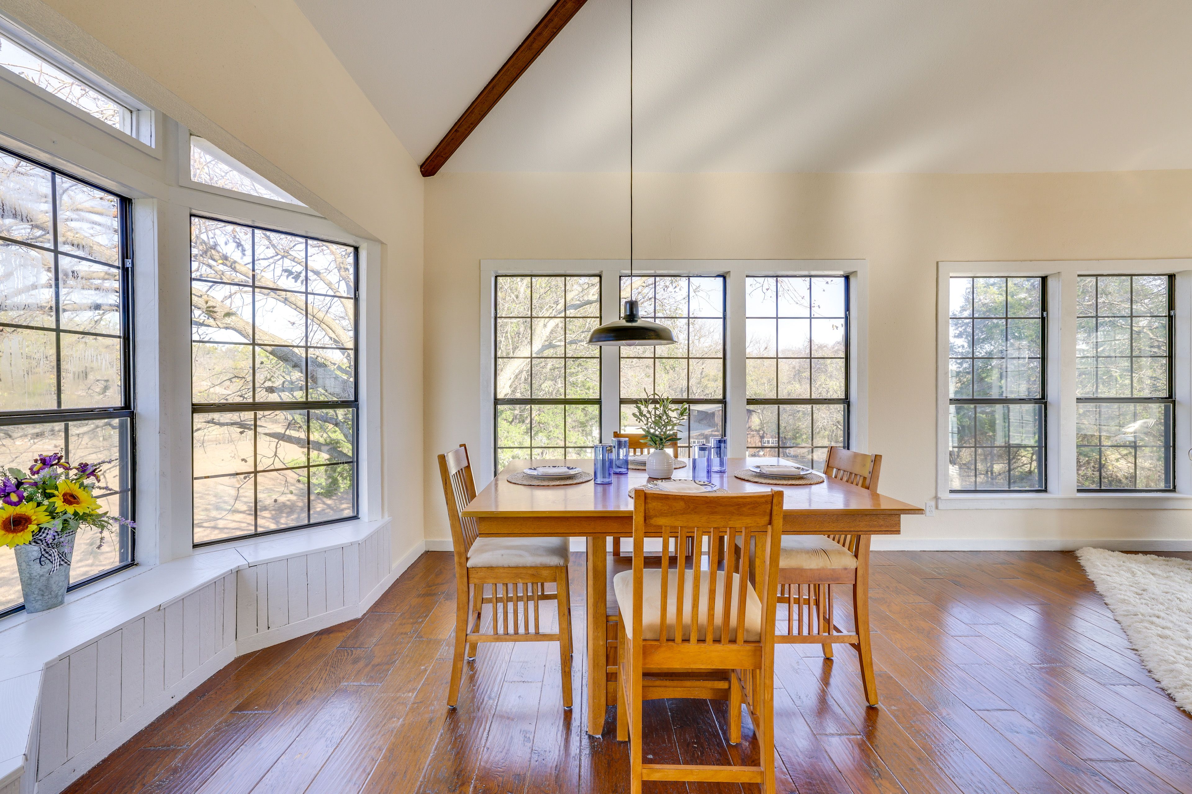 Dining Area | Dishware/Flatware Provided