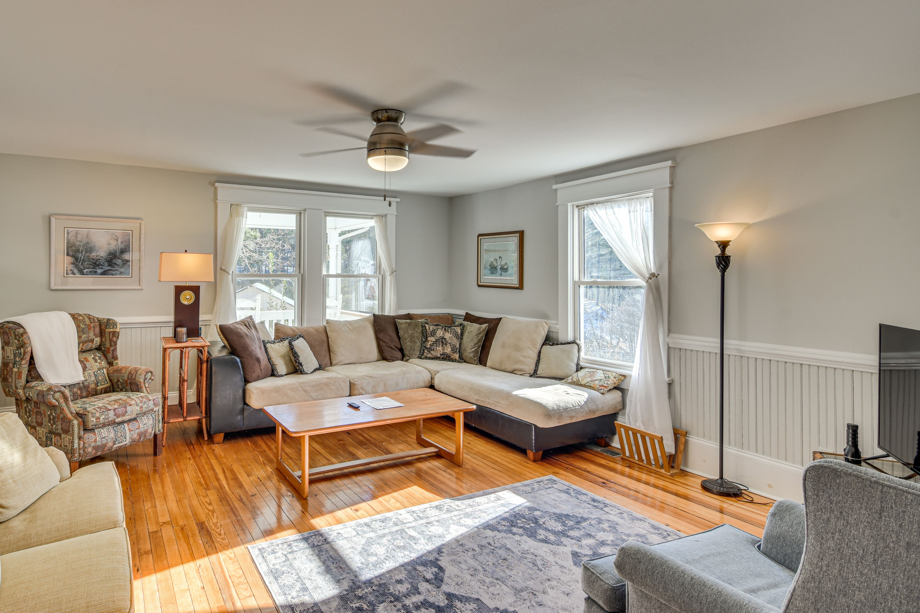 Living Room | Free WiFi | Central Heating & A/C | Smart TV | 1st Floor