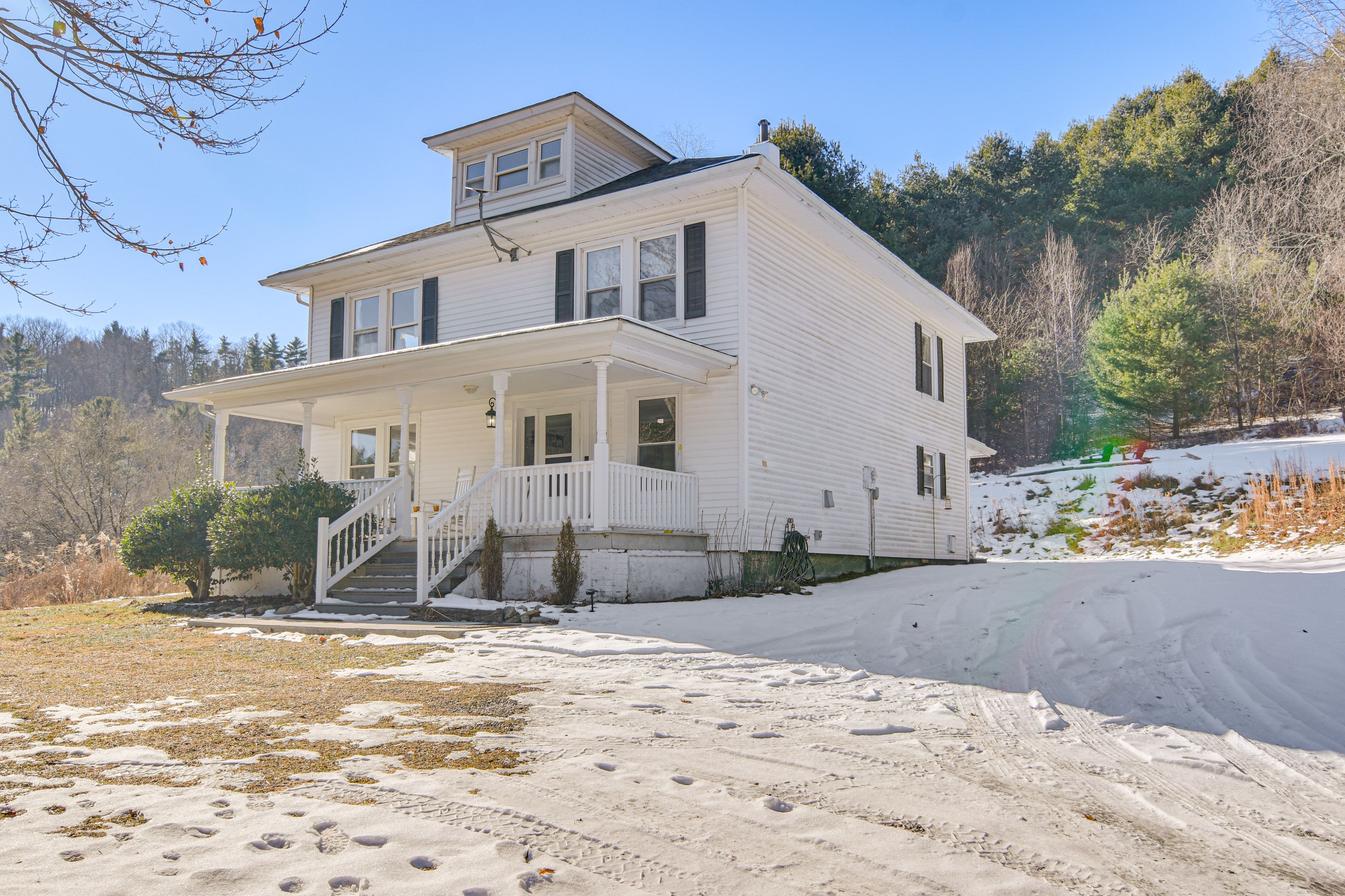 Exterior | Driveway (5 Vehicles)