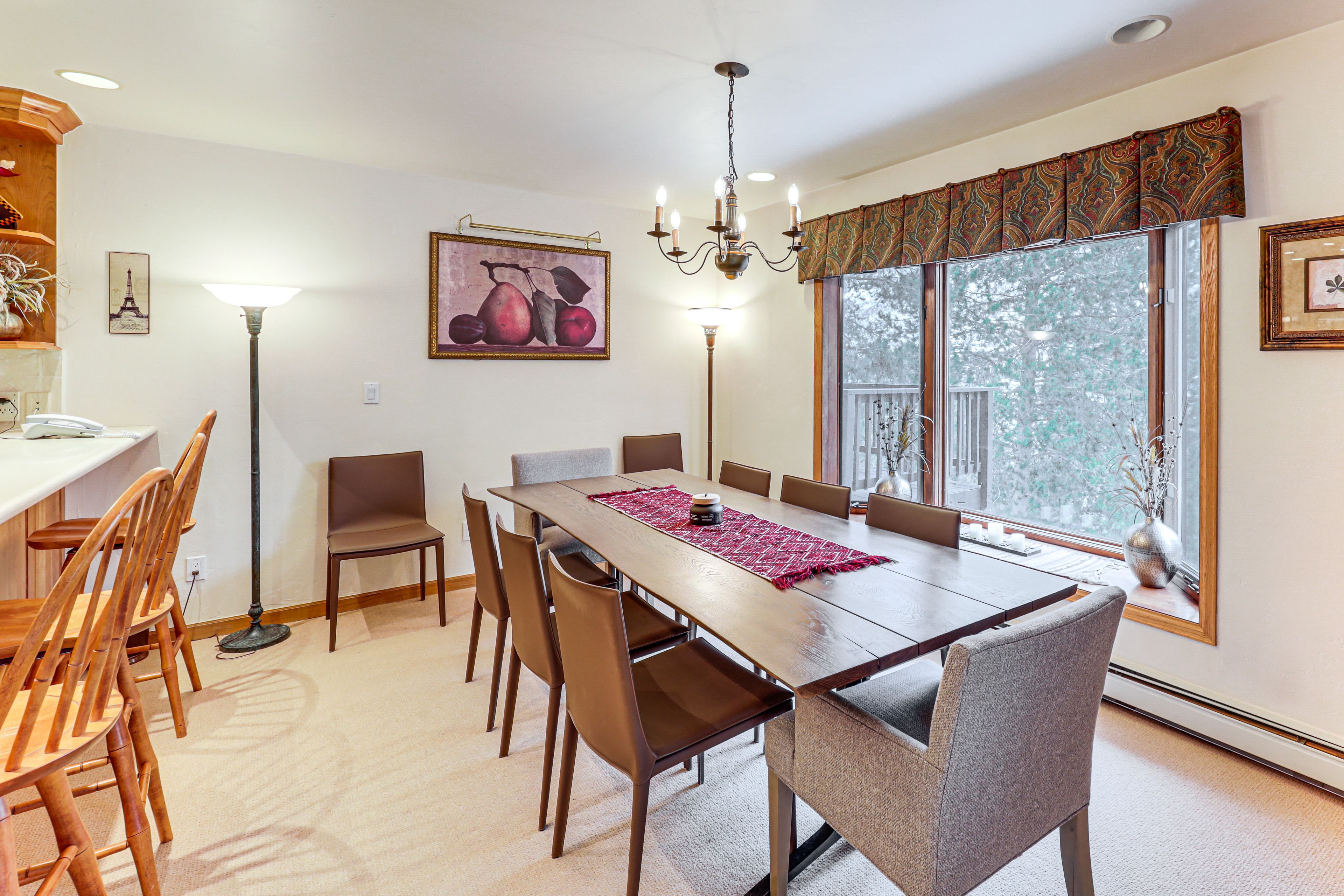 Dining Area | Kettle | Juicer | Main Level