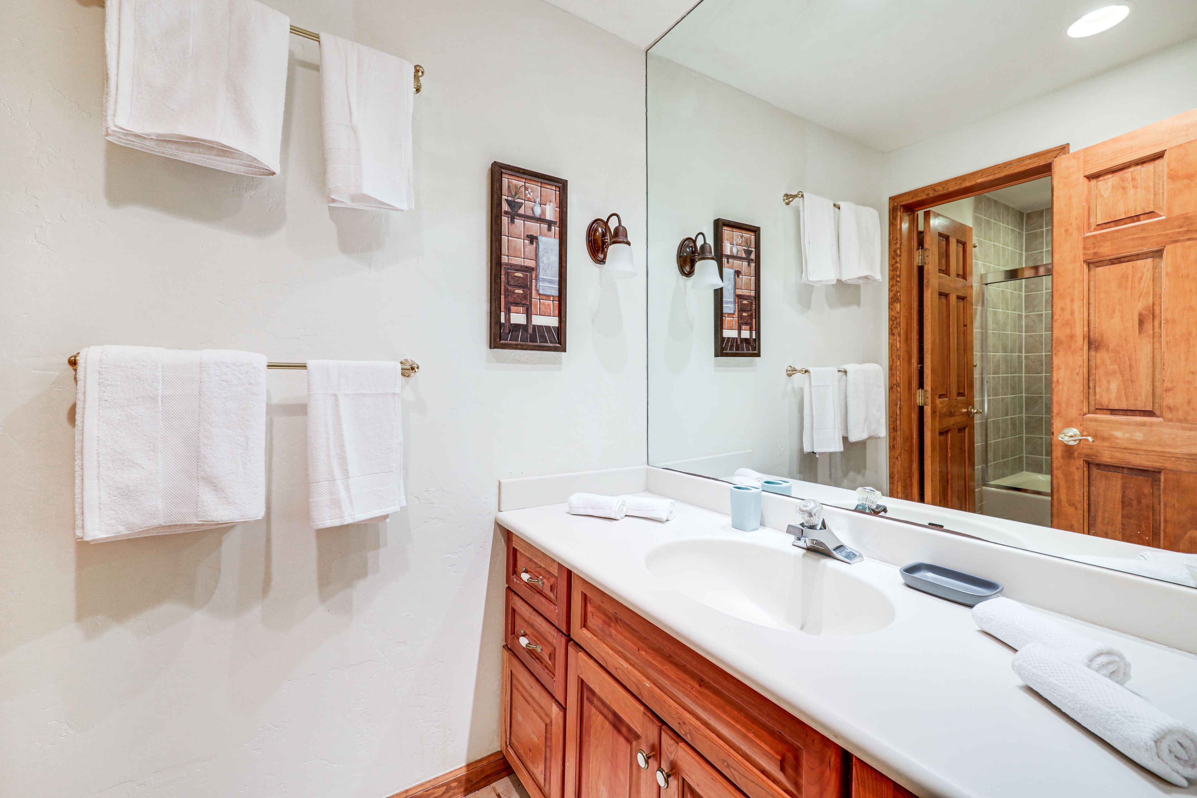Full Bathroom | Linens & Towels | Main Level