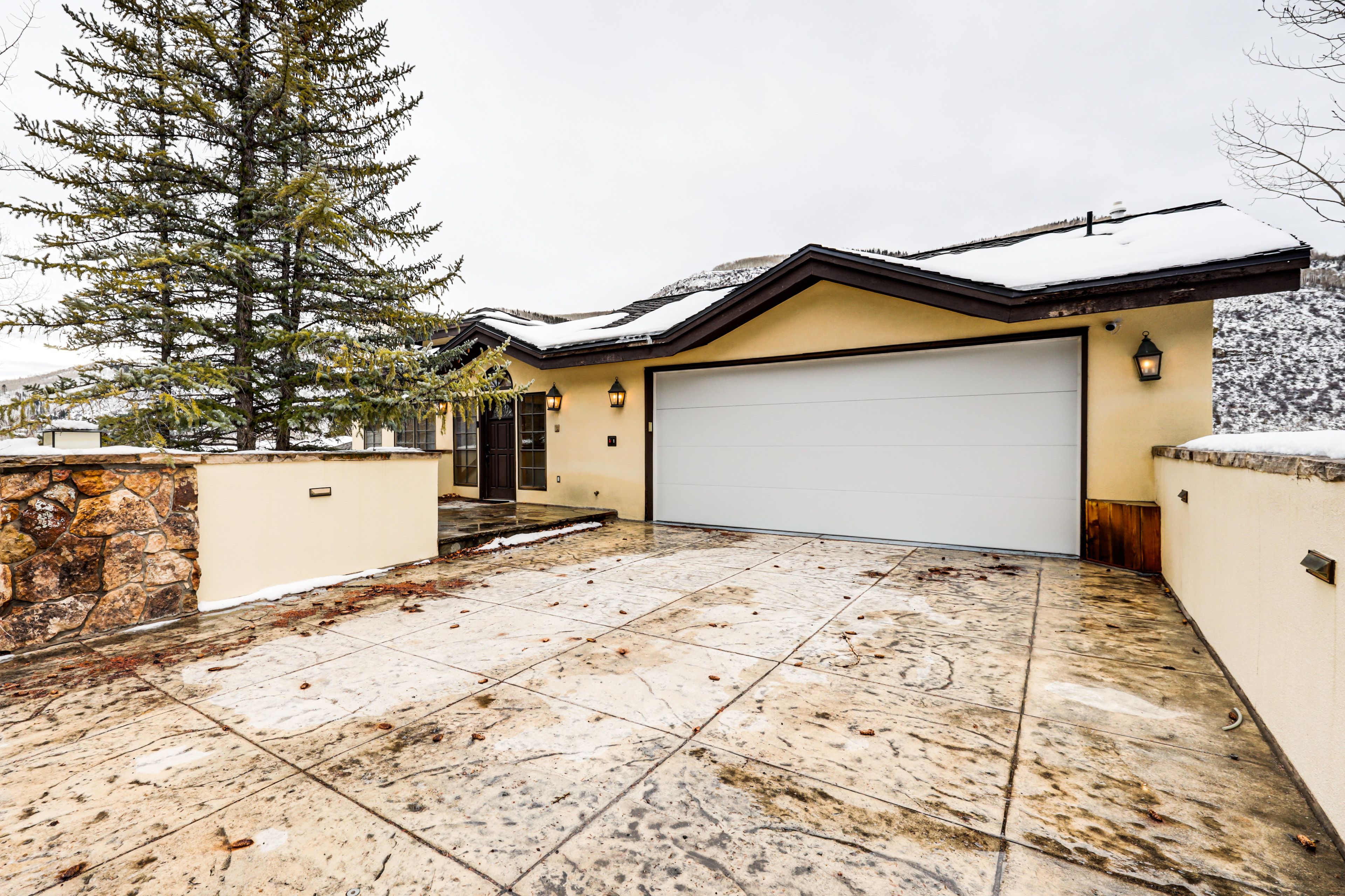 Parking | Garage (1 Vehicle) | Driveway (4 Vehicles)