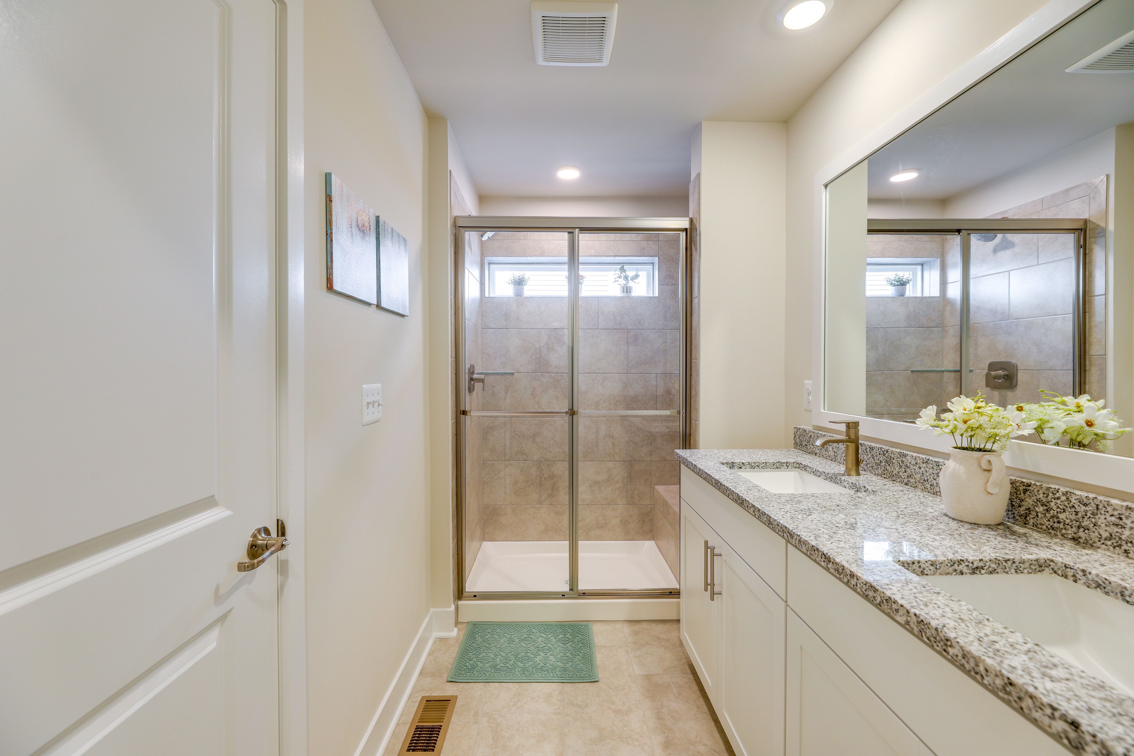 Full Bathroom | 3rd Floor | Towels Provided