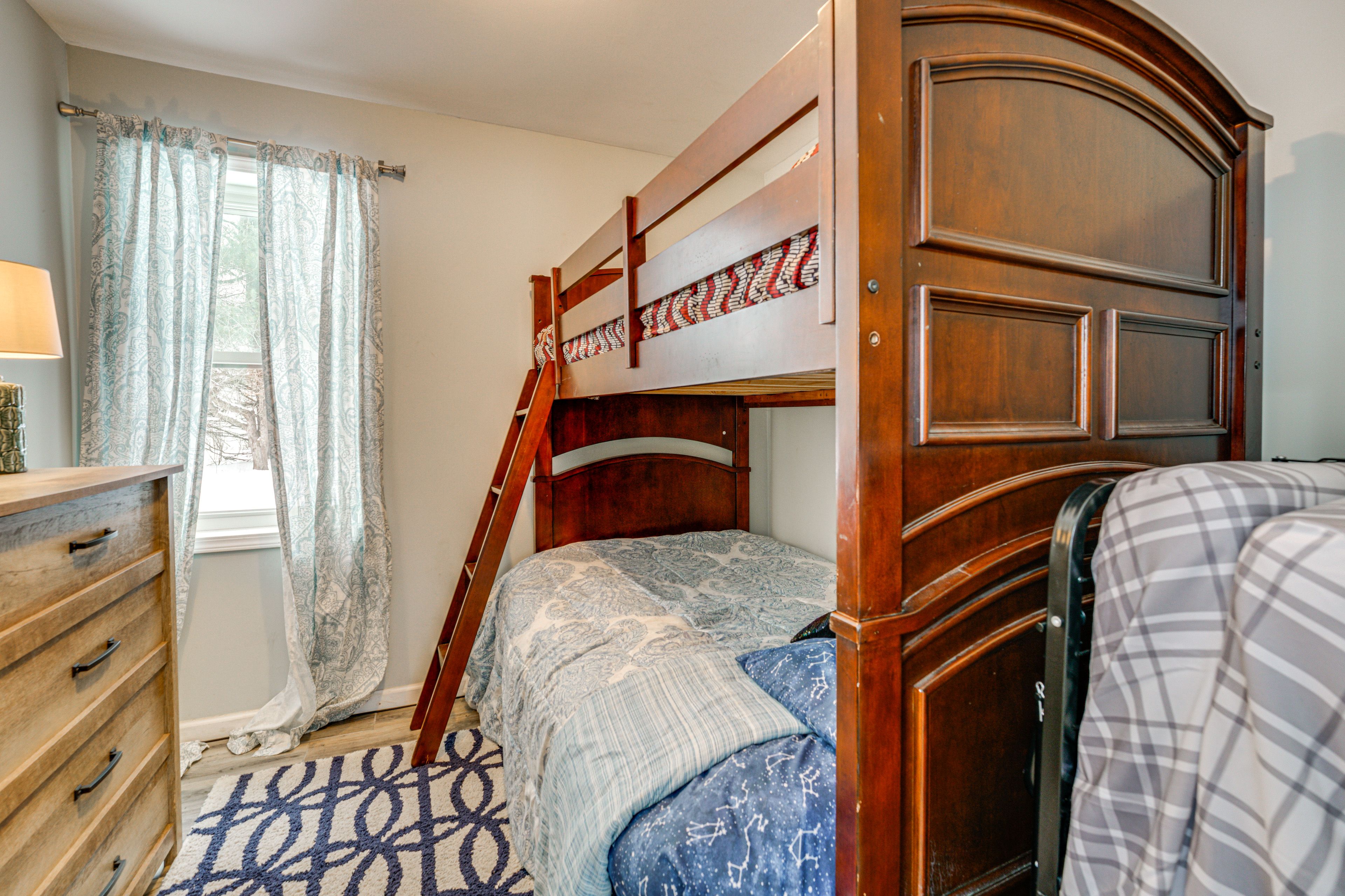 Bedroom 2 | Twin/Full Bunk Bed