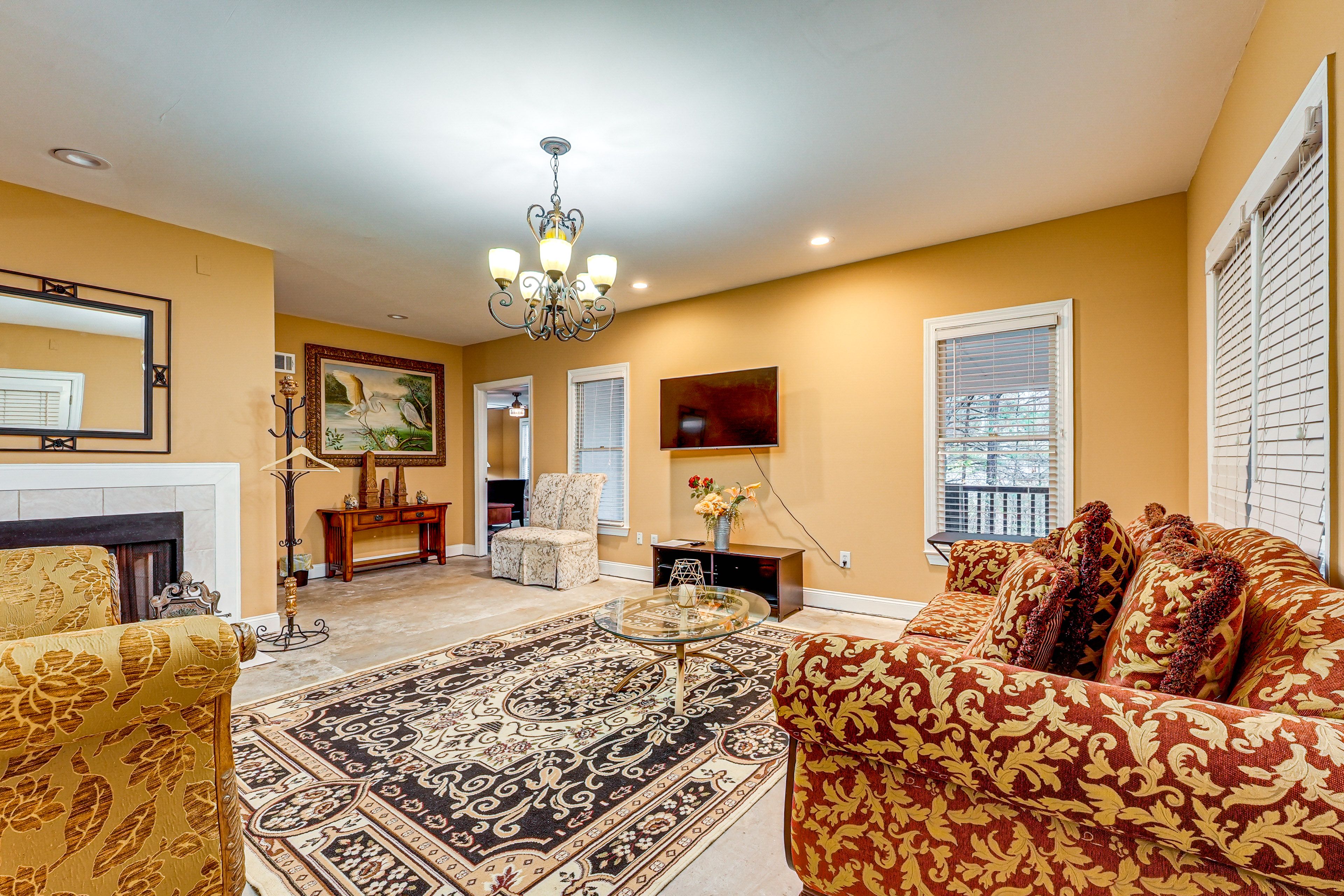 Living Room | Free WiFi | Smart TV | Central A/C | Queen Sleeper Sofa