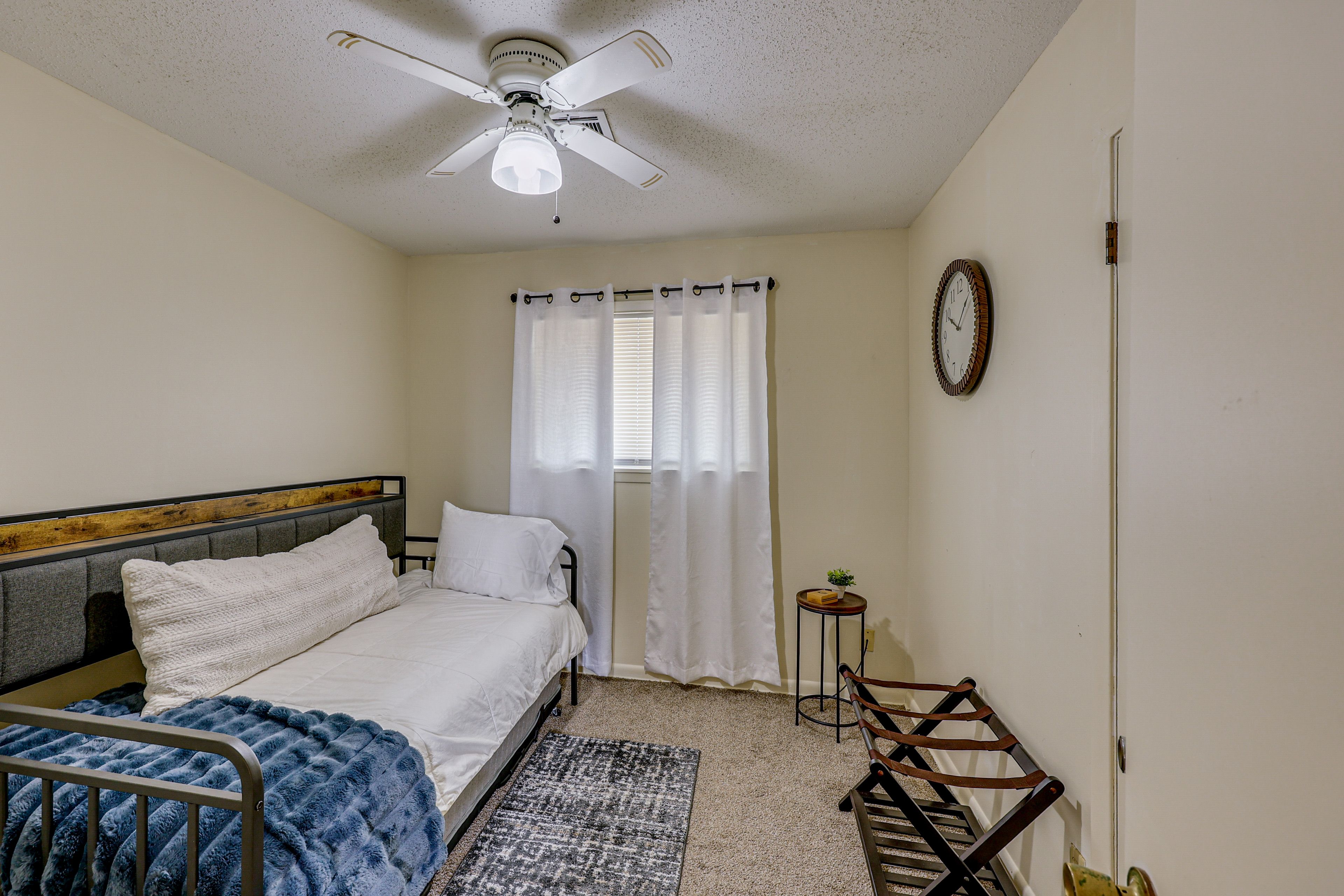 Bedroom 1 | Twin Daybed w/ Twin Trundle