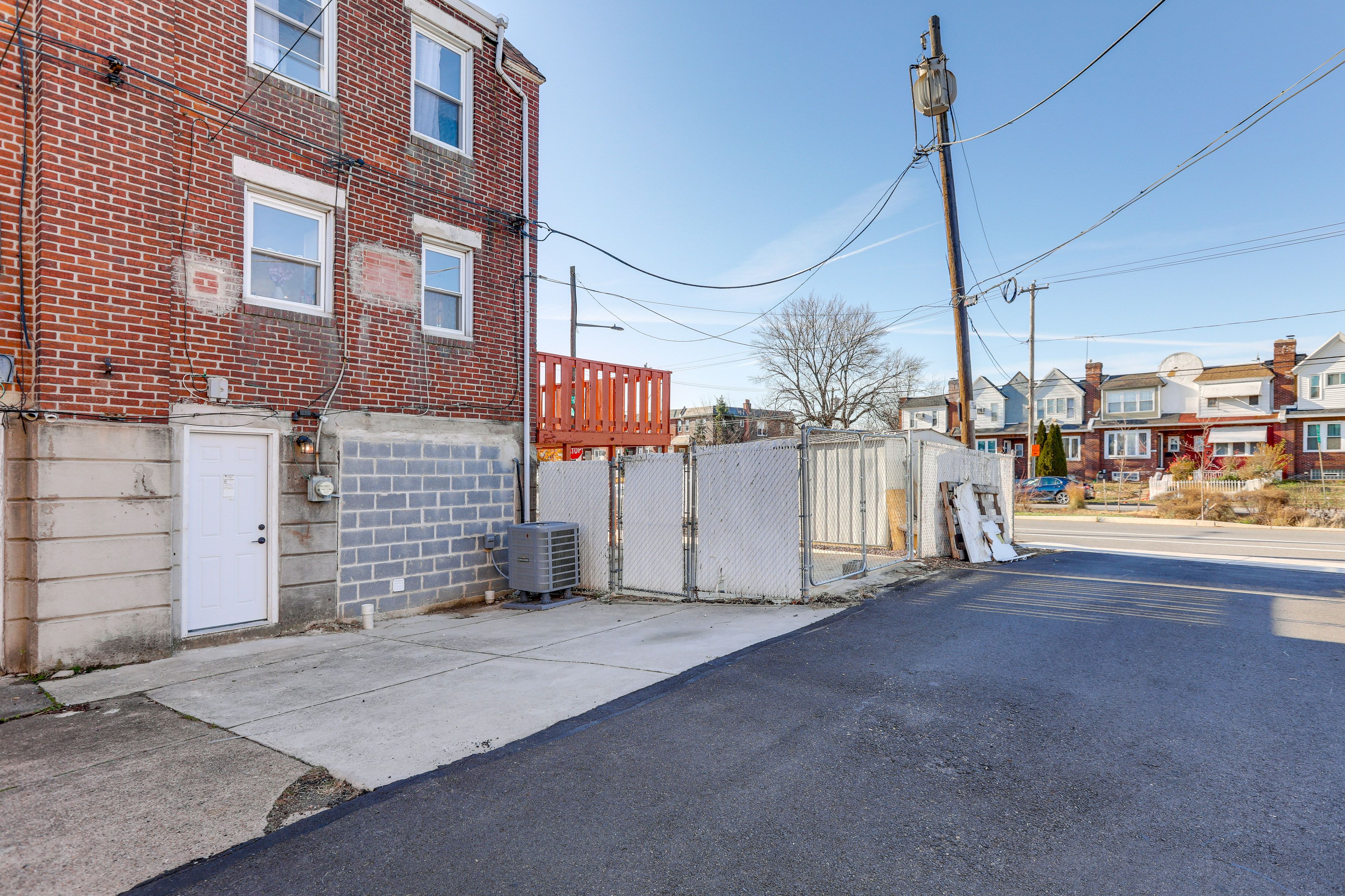 Parking | Driveway (1 Vehicle) | Street Parking