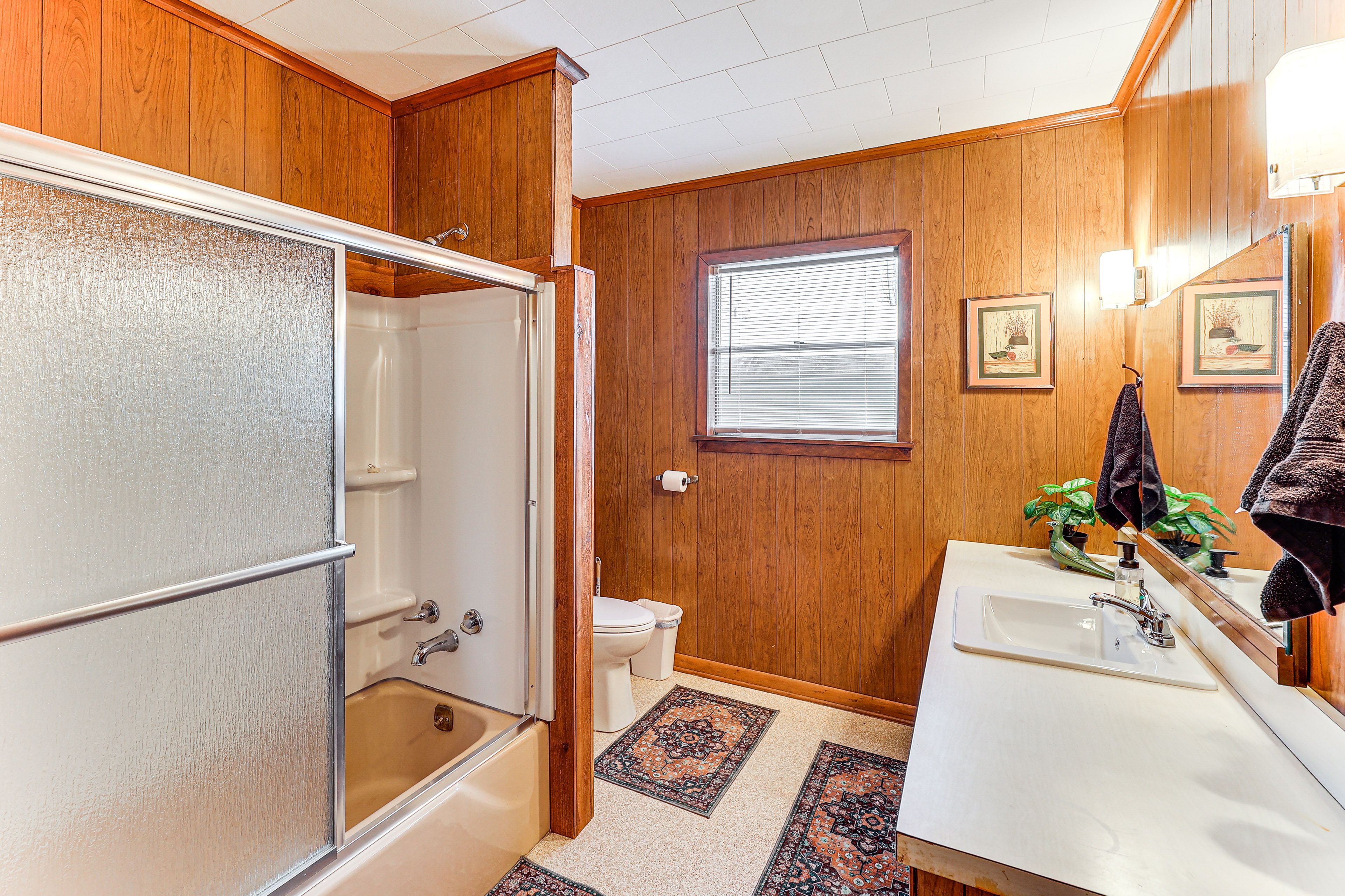 Full Bathroom | Towels Provided | Complimentary Toiletries