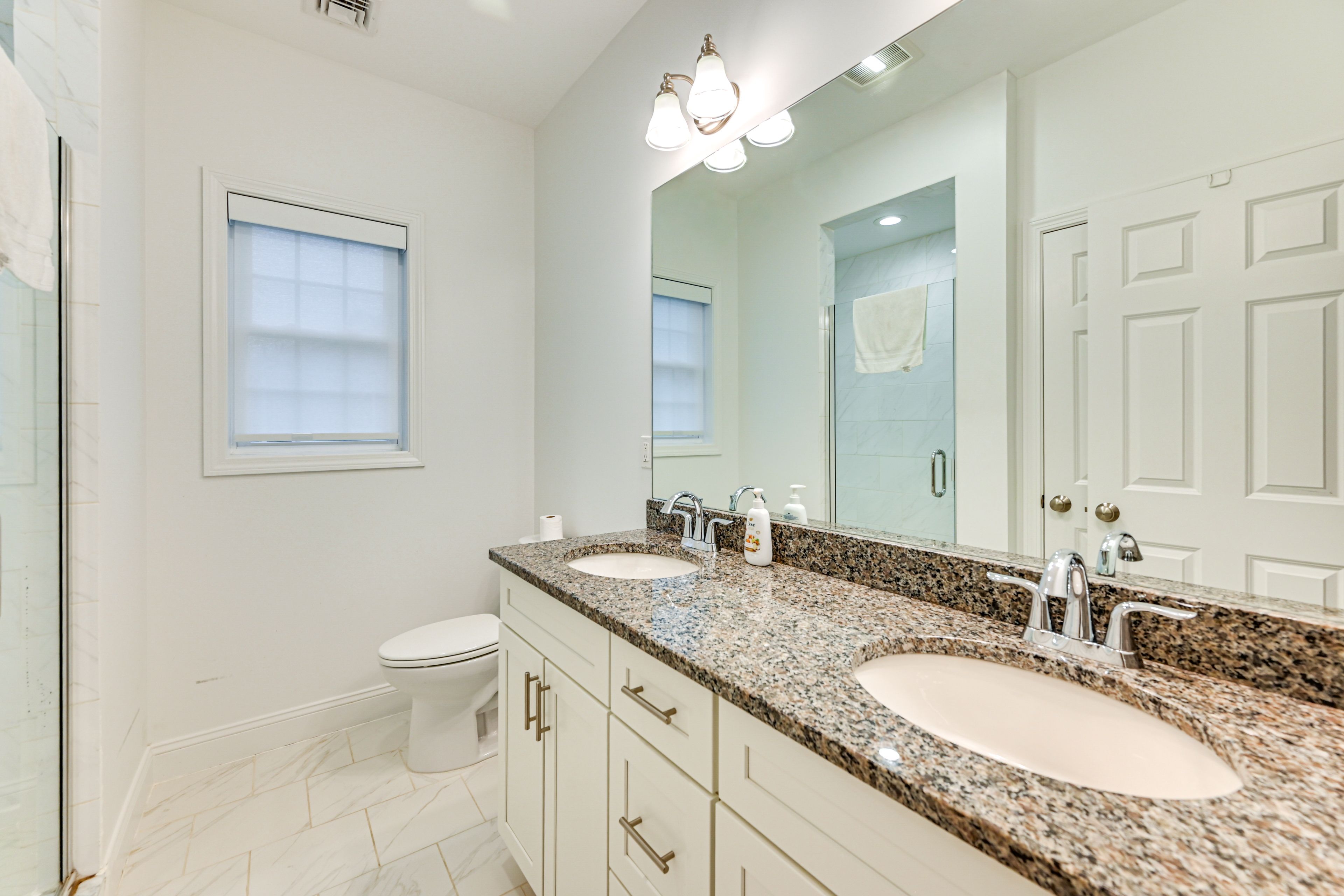 Full Bathroom | 2nd Floor | Complimentary Toiletries