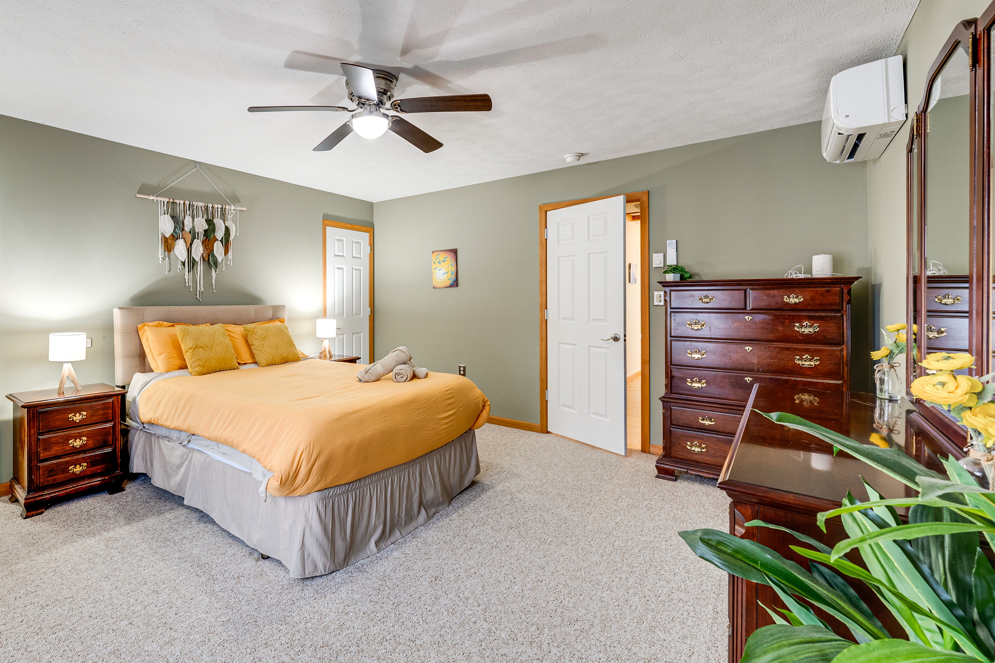 Bedroom 2 | Queen Bed