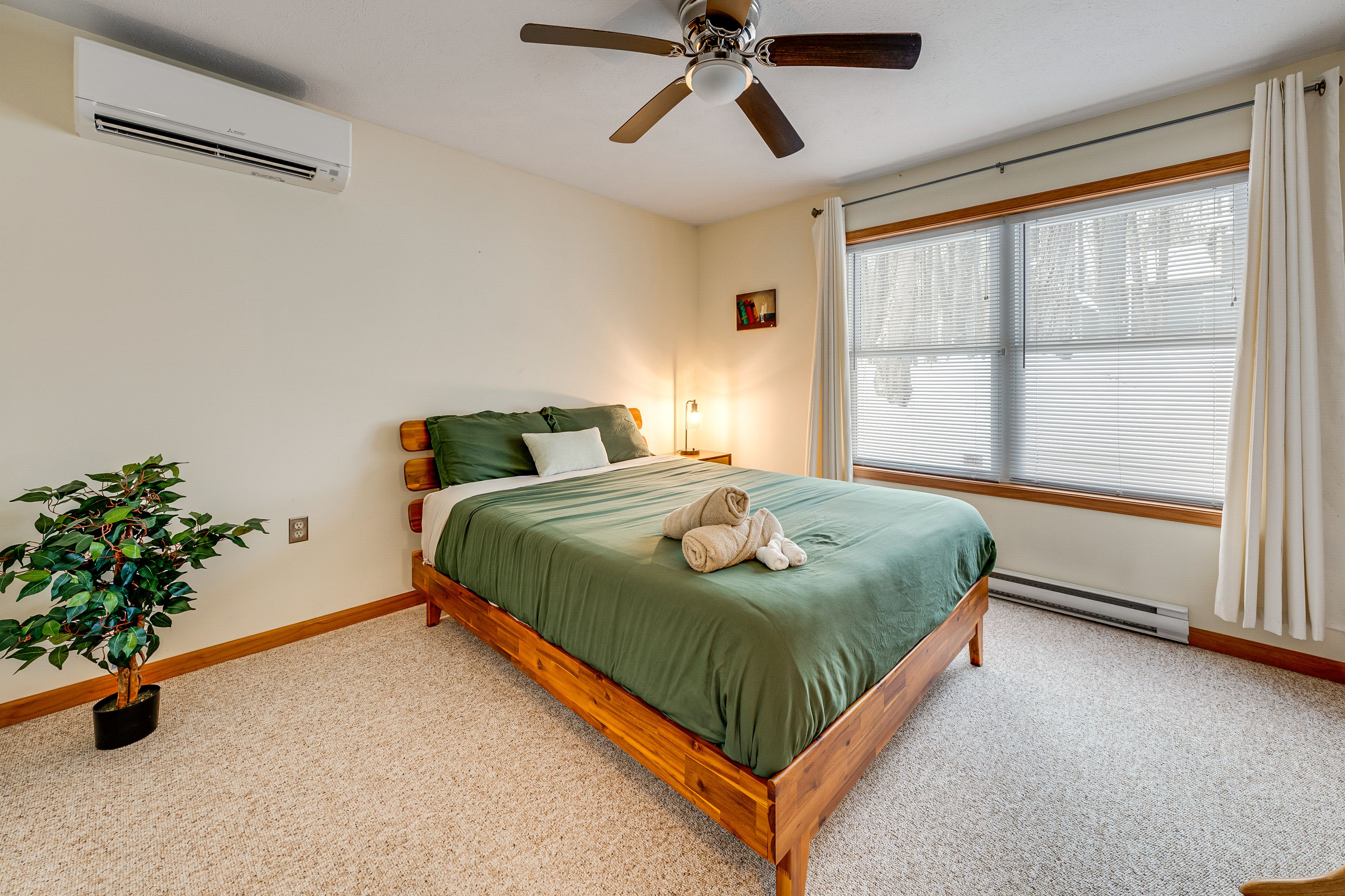 Bedroom 3 | Queen Bed