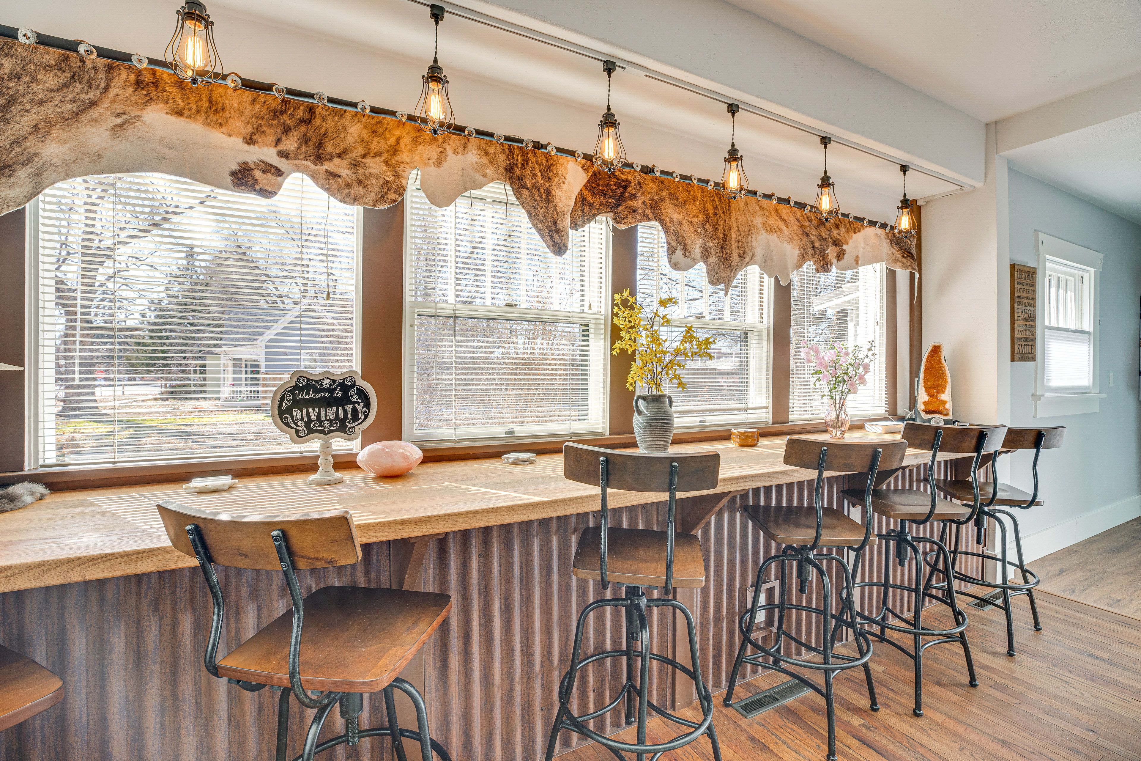 Dining Bar | Dishware/Flatware