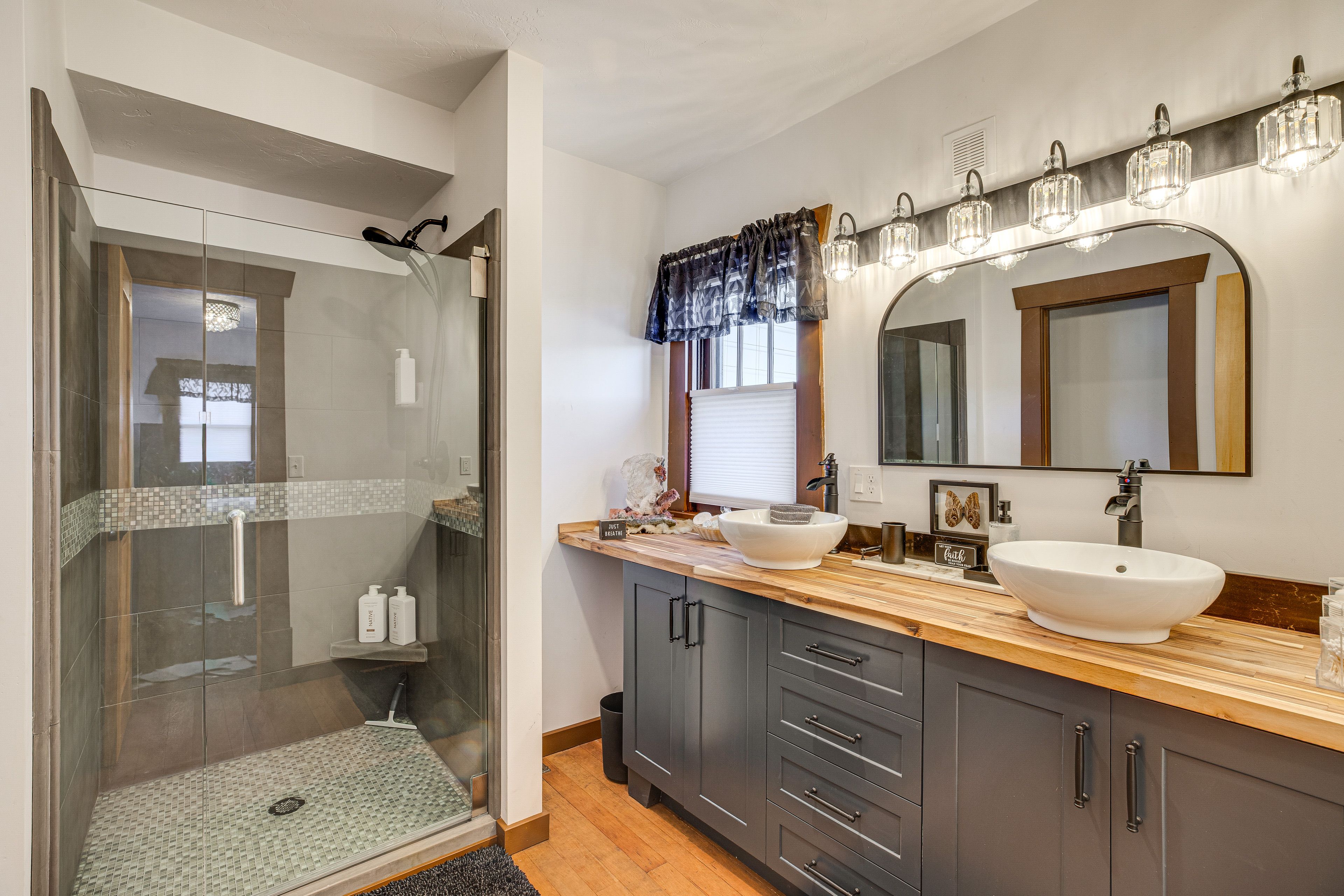 Full Bathroom | Towels Provided