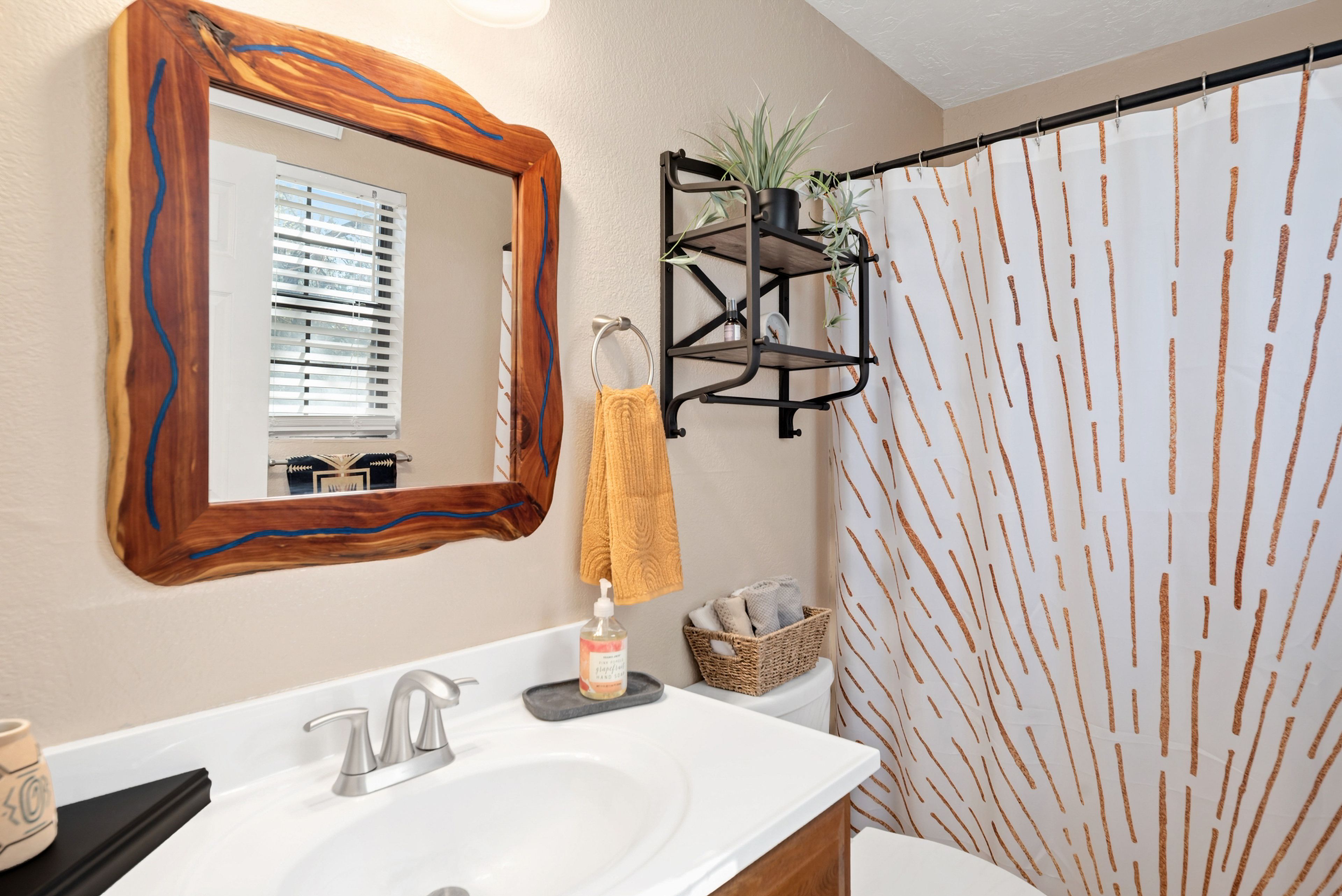 Bathroom | Main Level