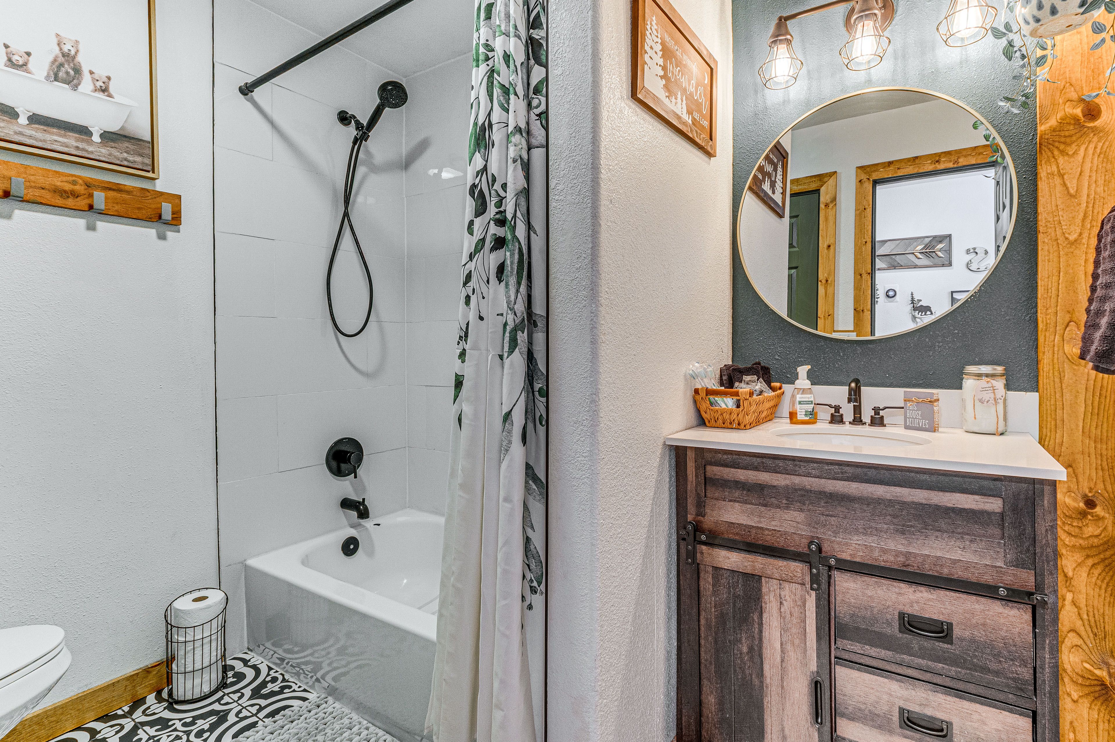 Full Bathroom | 2nd Floor | Complimentary Toiletries