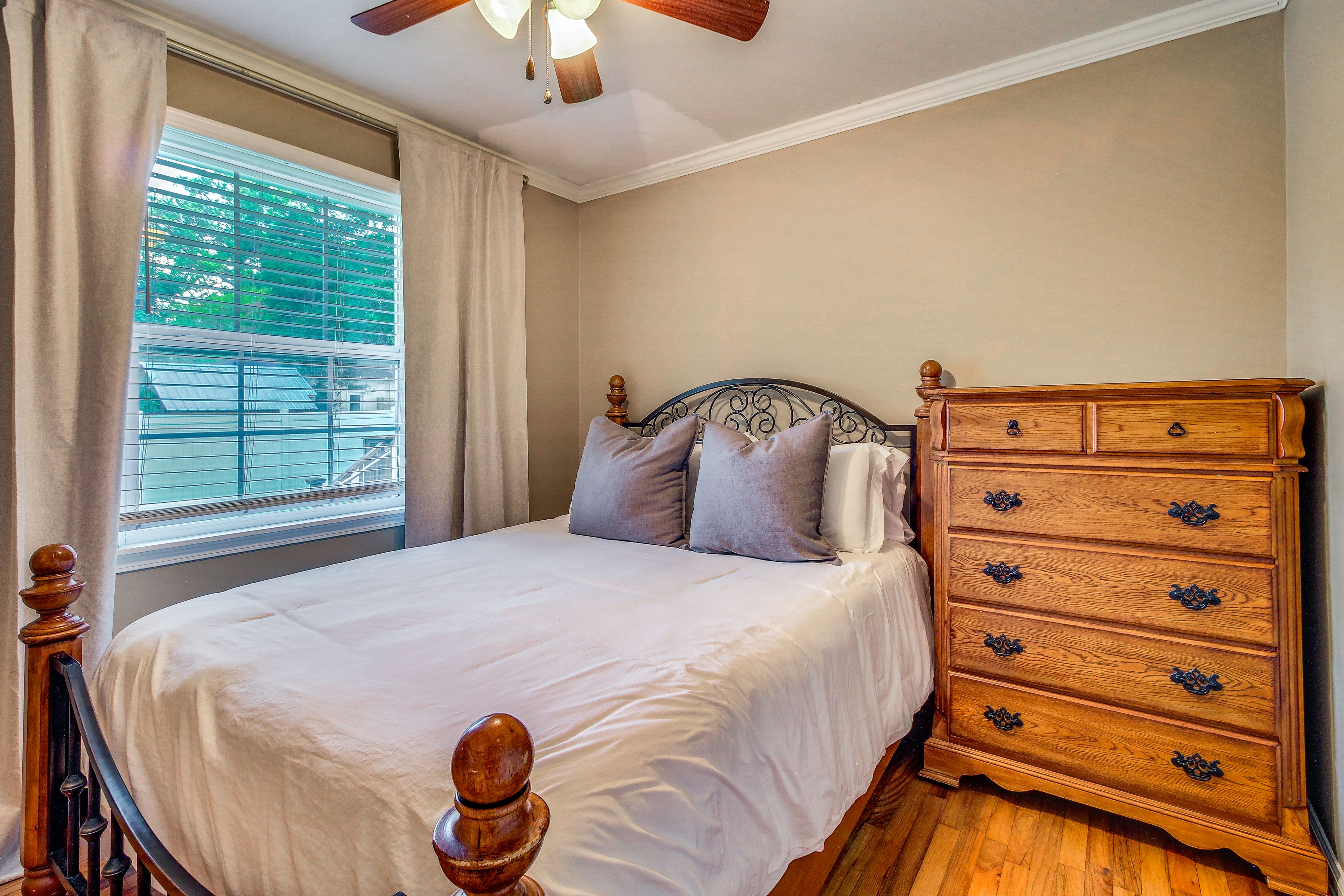 Bedroom 1 | Queen Bed