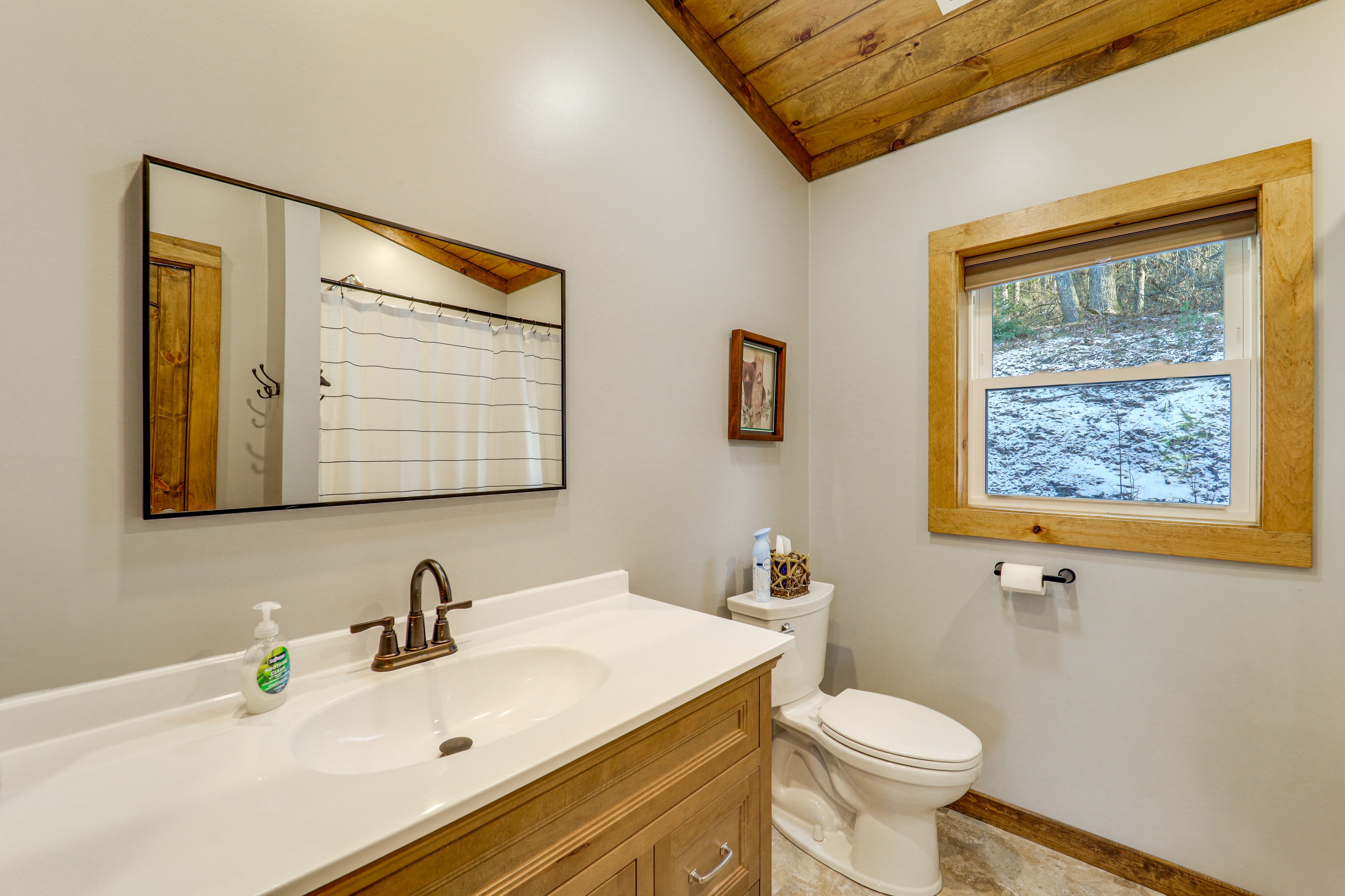 Full Bathroom | Towels Provided