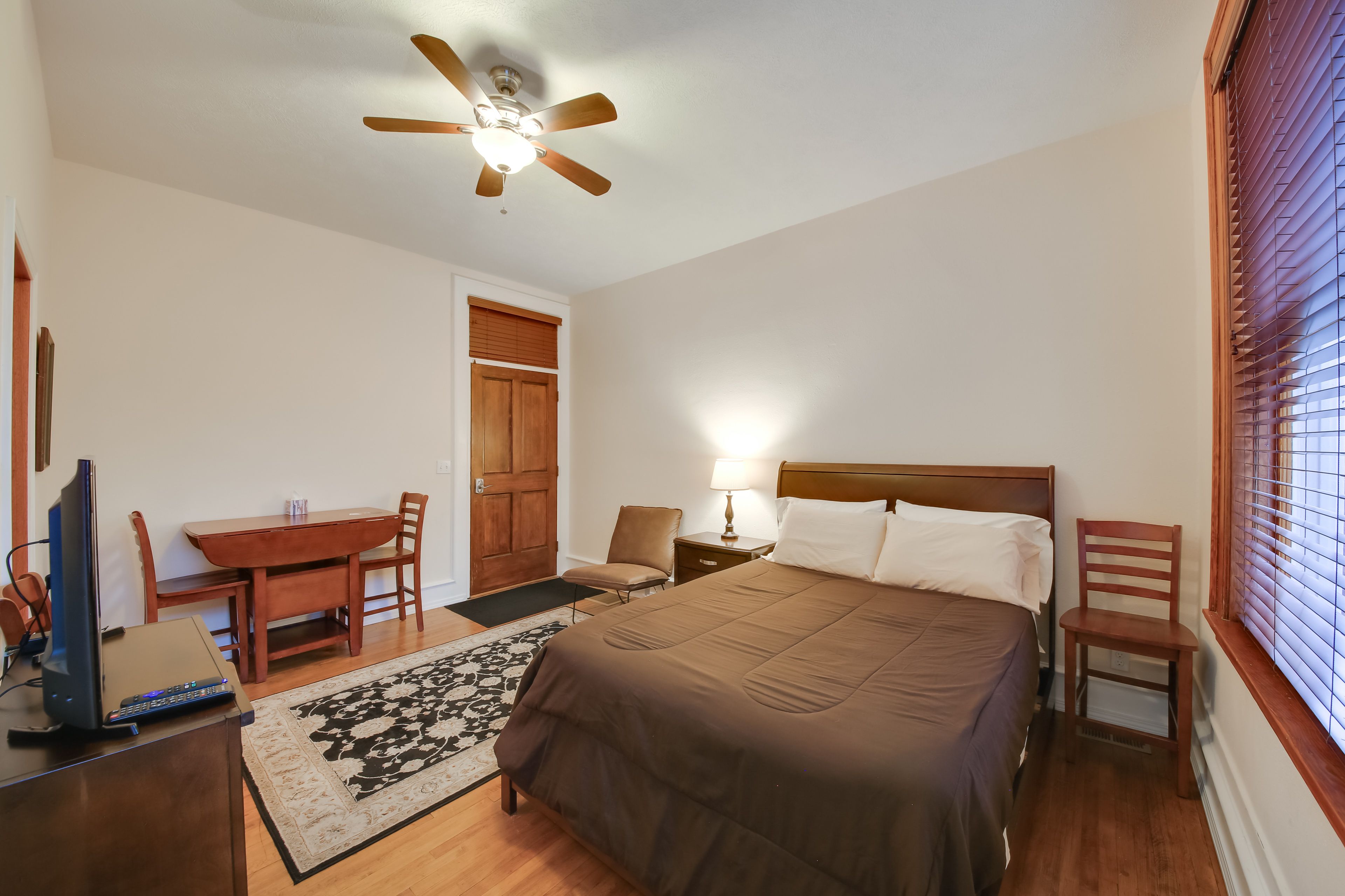 Bonus Room | Full Bed | Smart TV | Books