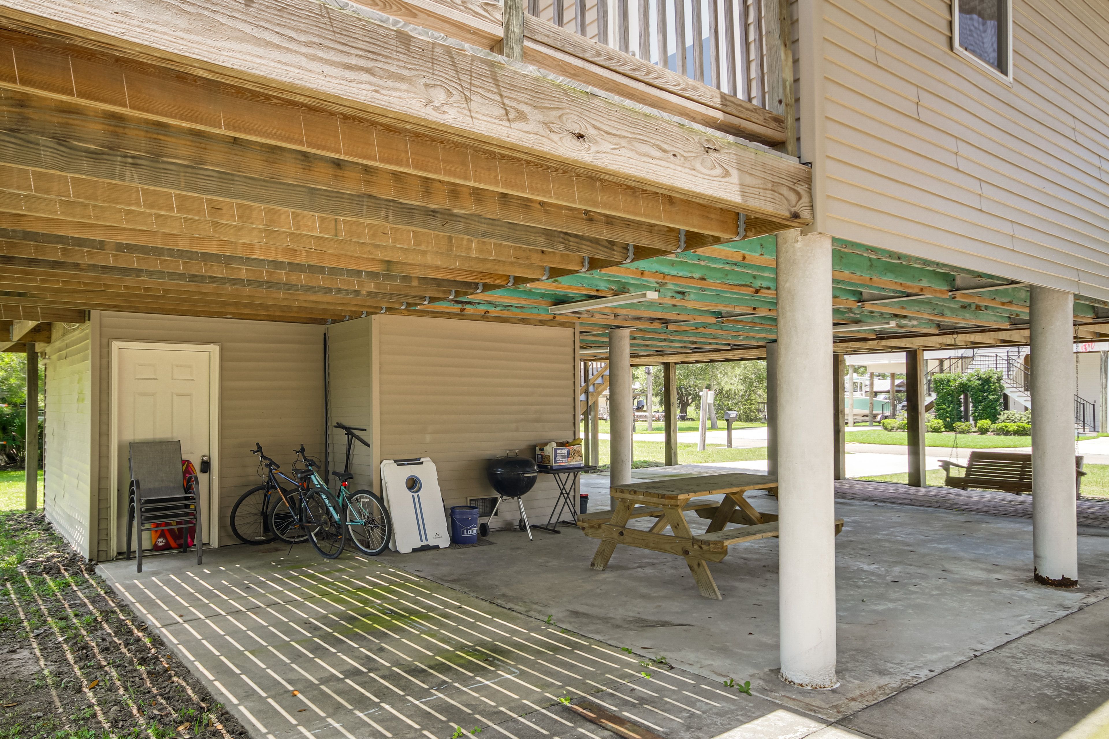 Covered Seating & Dining Area